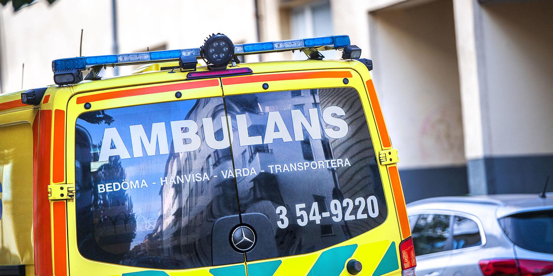 Polis och ambulans larmades till Lindome på onsdagen. En man ska ha skadats med en motorsåg. Polisen utreder händelsen som en arbetsplatsolycka.