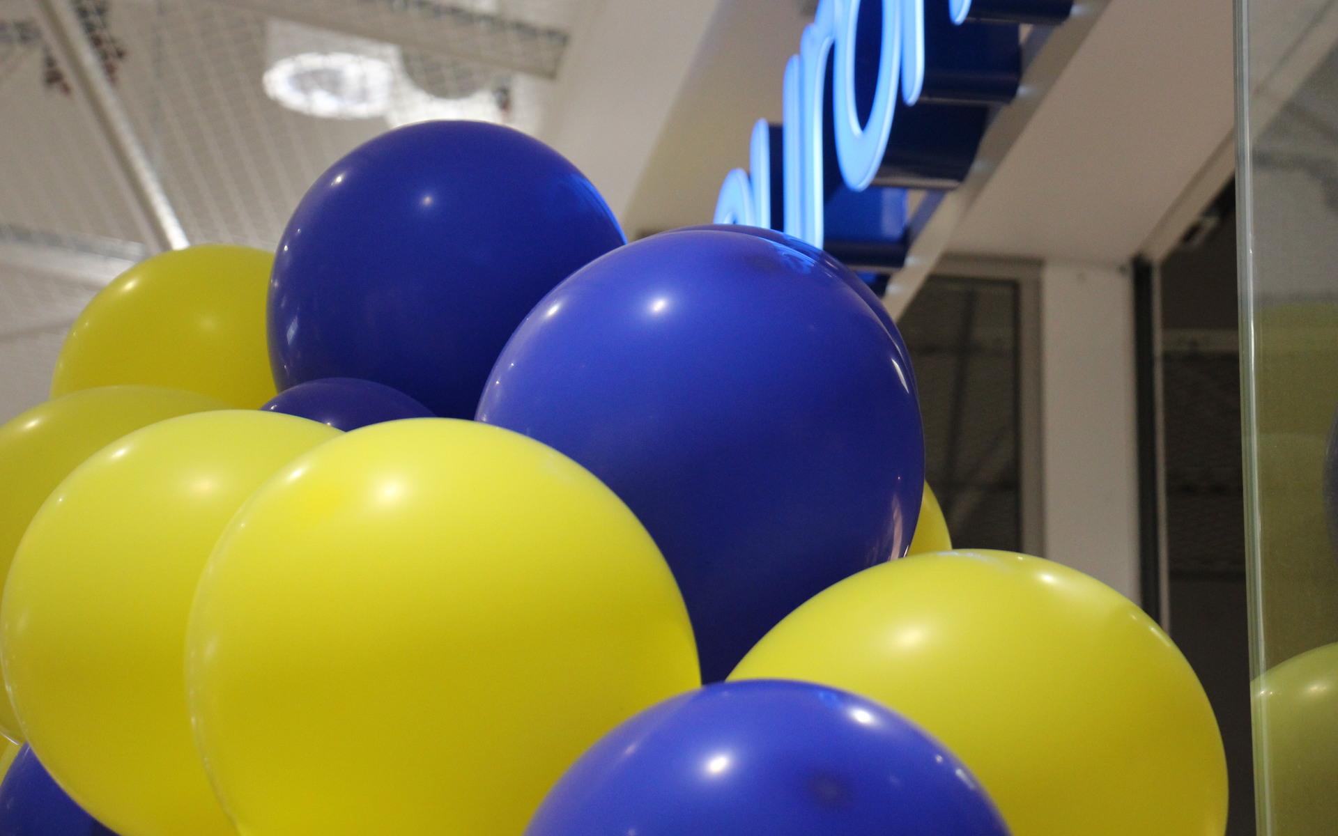 Ballonger i gult och blått pryder ingången under öppningshelgen. 