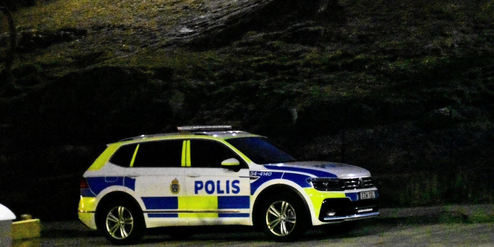Polisen stannade på torsdagskvällen en motorcykel i Bifrost – nu misstänks föraren för flera brott.