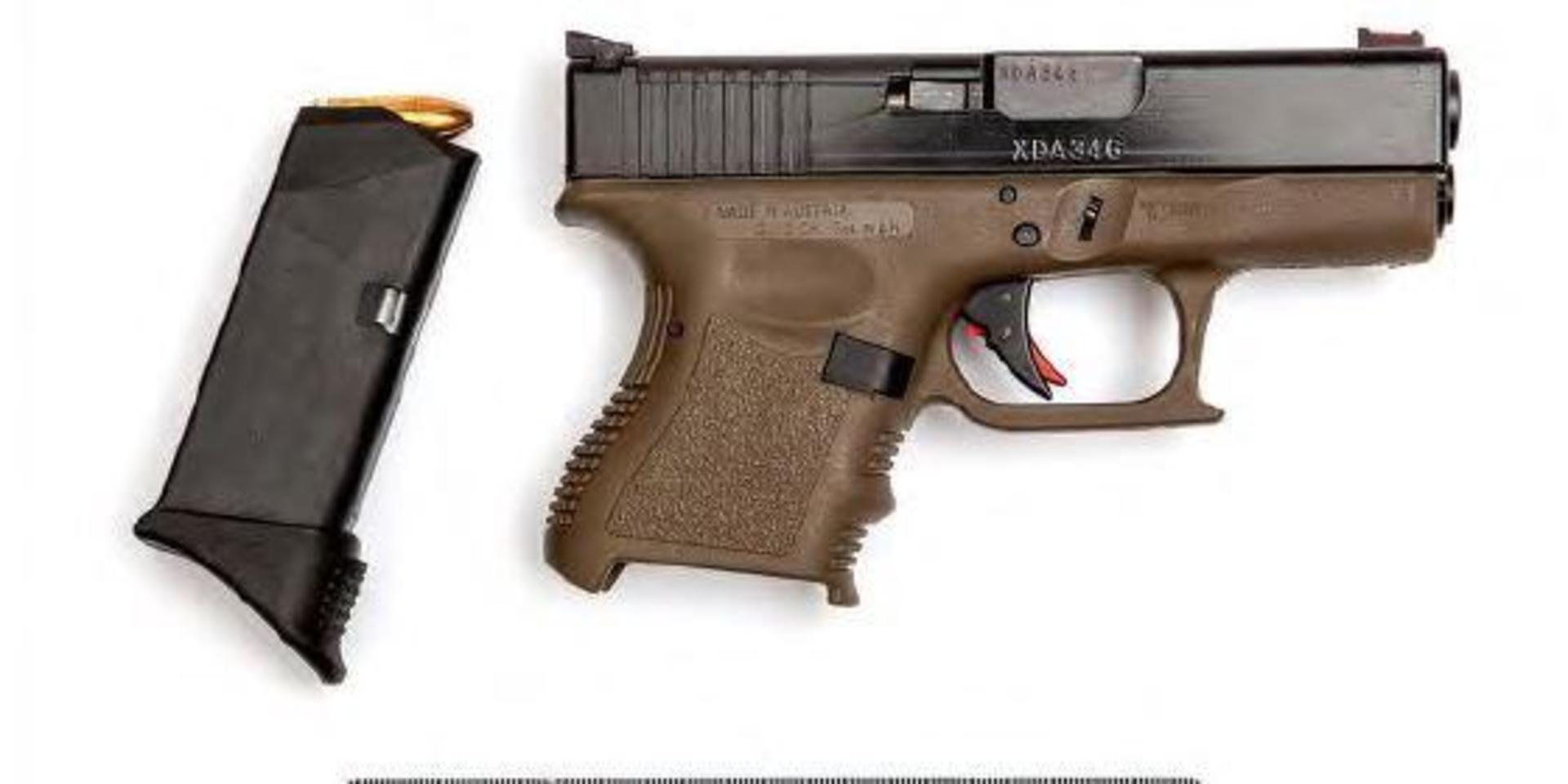 En 24-åring man döms för att grovt narkotika brott och vapen brott. På bilden visas ett av vapnen, en brunaktig pistol. 