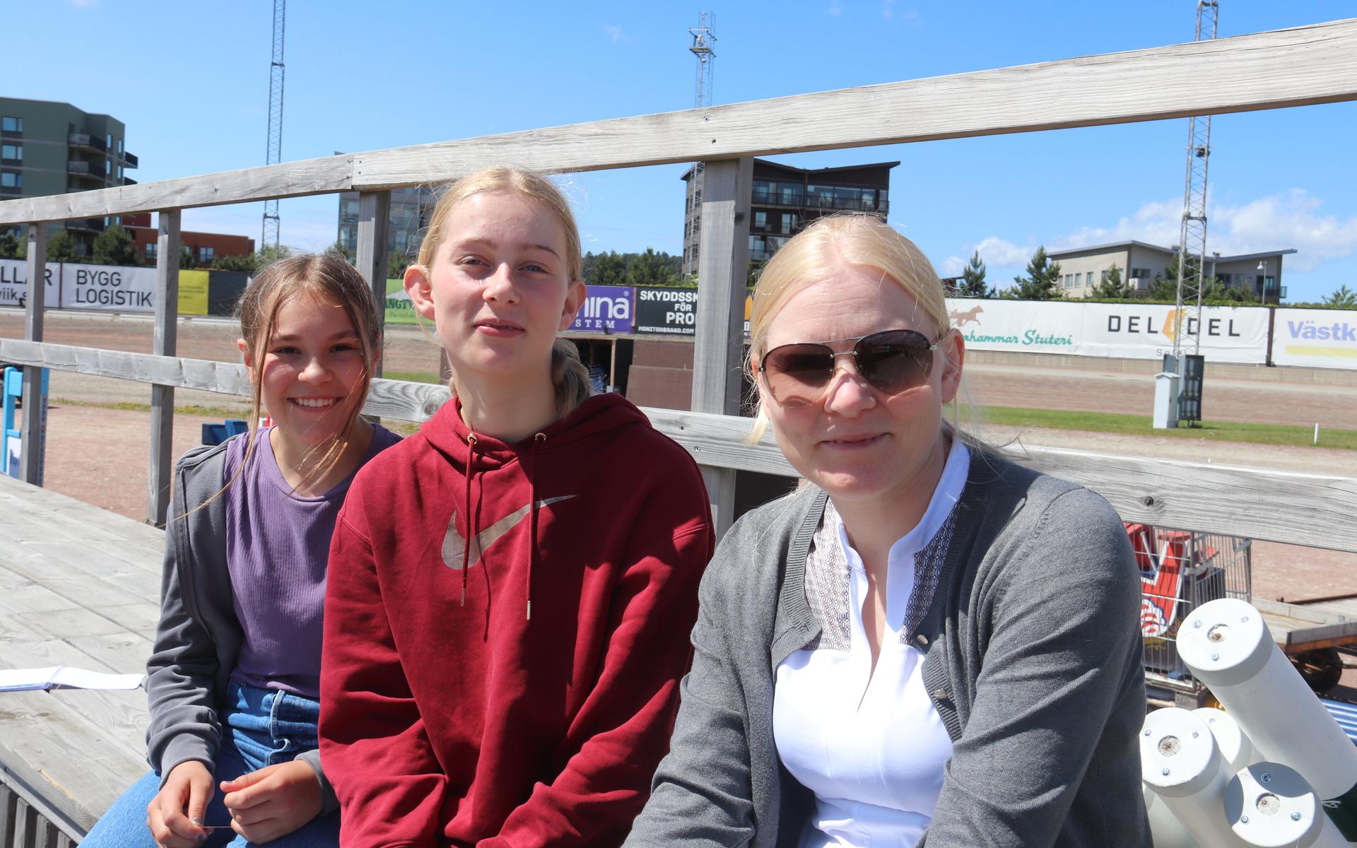 Leia Arvidsjö, Alicia Eiler och Anneli Nordqvist satt på läktarna. 