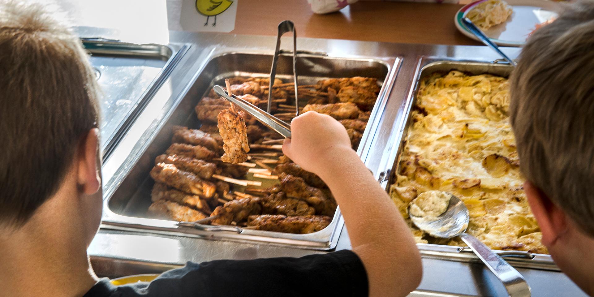 I Mölndals stad kommer nu kyckling att serveras mer sällan  – och ersättas av billigare alternativ.