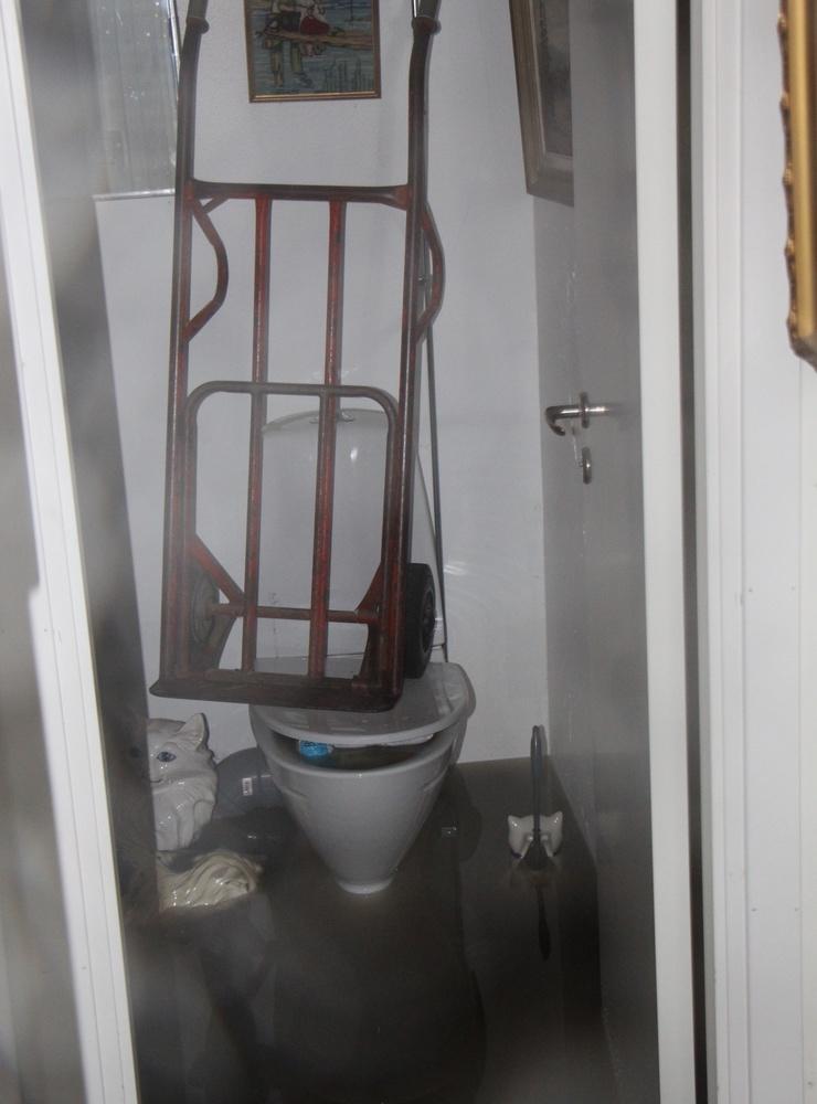 För att hindra vattnet att rinna ut placerade Christos Grozos en kärra på toaletten. 