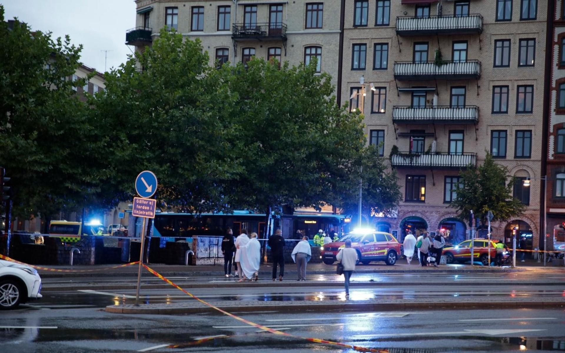 Enligt initiala uppgifter har 23 personer förts till sjukhus efter kraftiga explosionen i Göteborg på tisdagsmorgonen.