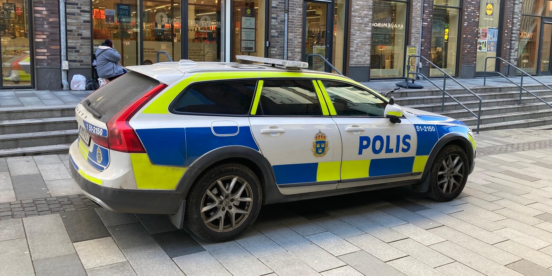 Polisen var på plats på Brogatan på fredagen.
