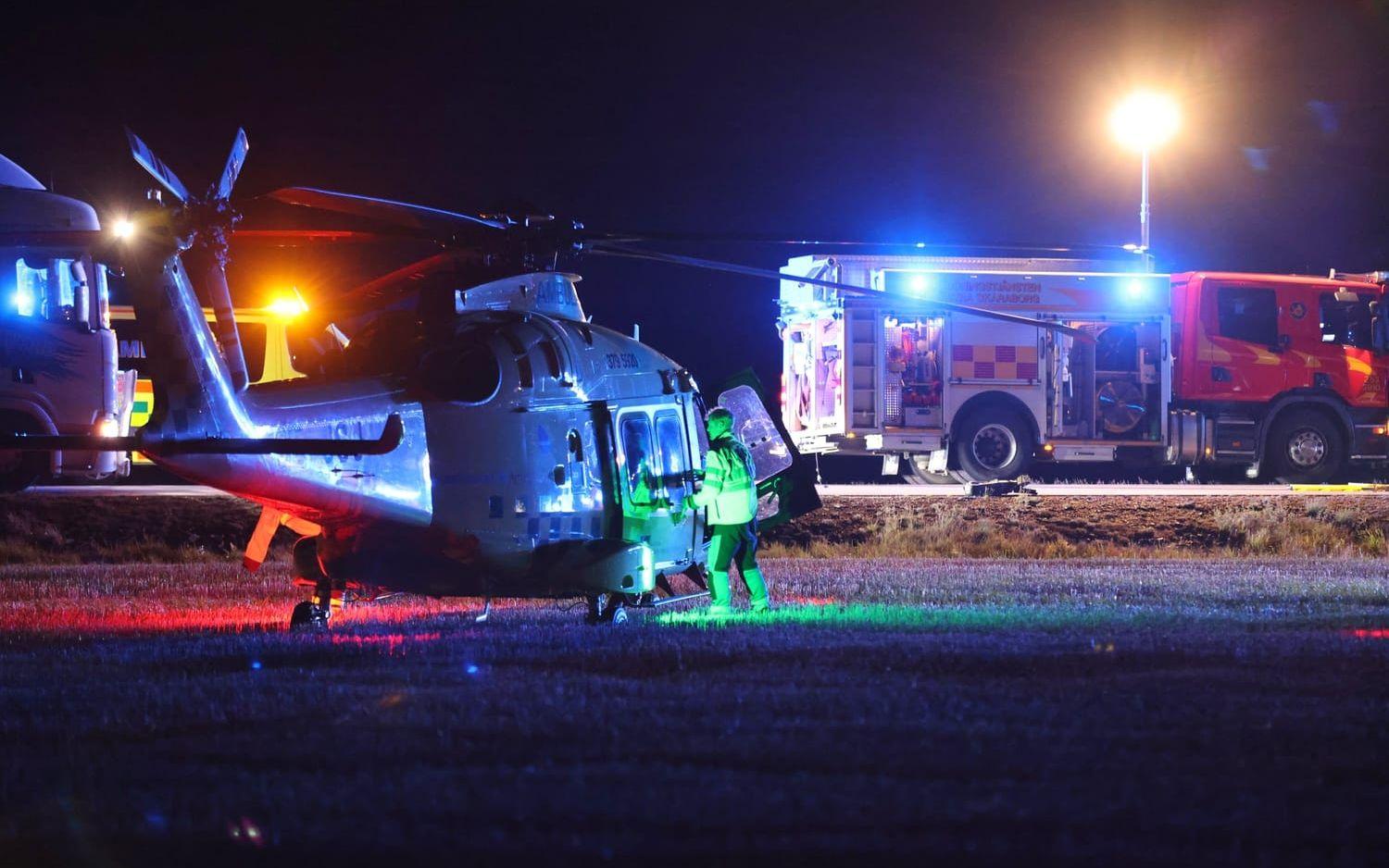 Ambulanshelikoptern larmades i slutet av september till en olycka mellan en lastbil och A-traktor, som inträffade på riksväg 44 mellan Lidköping och Trollhättan. Två ungdomar som färdades i A-traktorn dog.