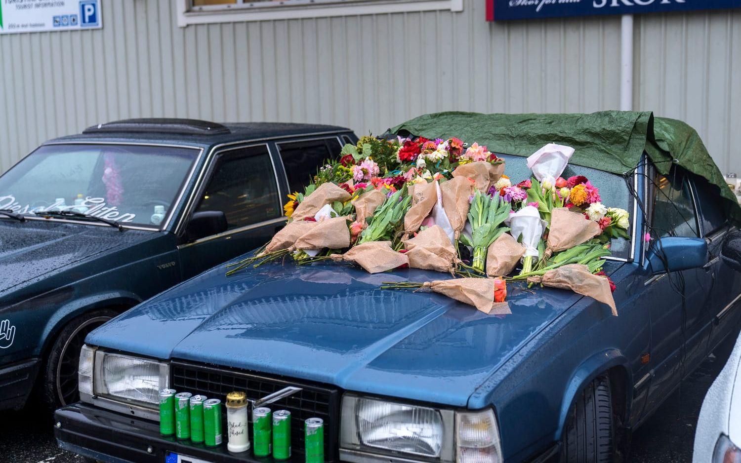 På en av de omkomnas pojkarnas A-traktorer hade folk lämnat blommor, ljus och hans favoritdryck. 