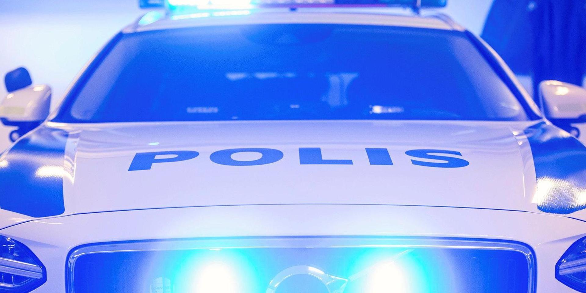 Vid 23.30 upptäckte polispatrullen en bil som kördes märkligt.