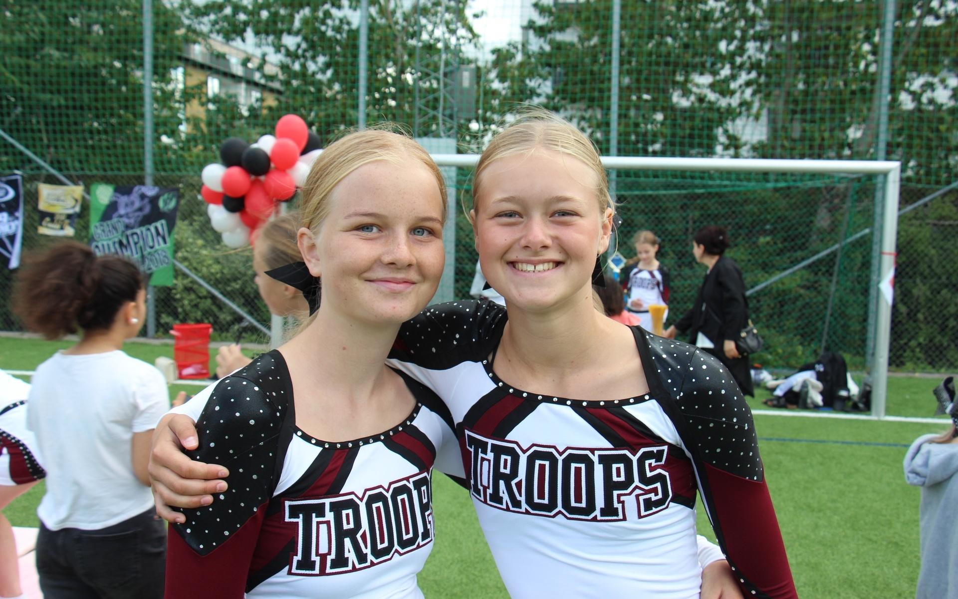 Annie Fors och Olivia Artberg trivs med sin idrott - cheerleading.