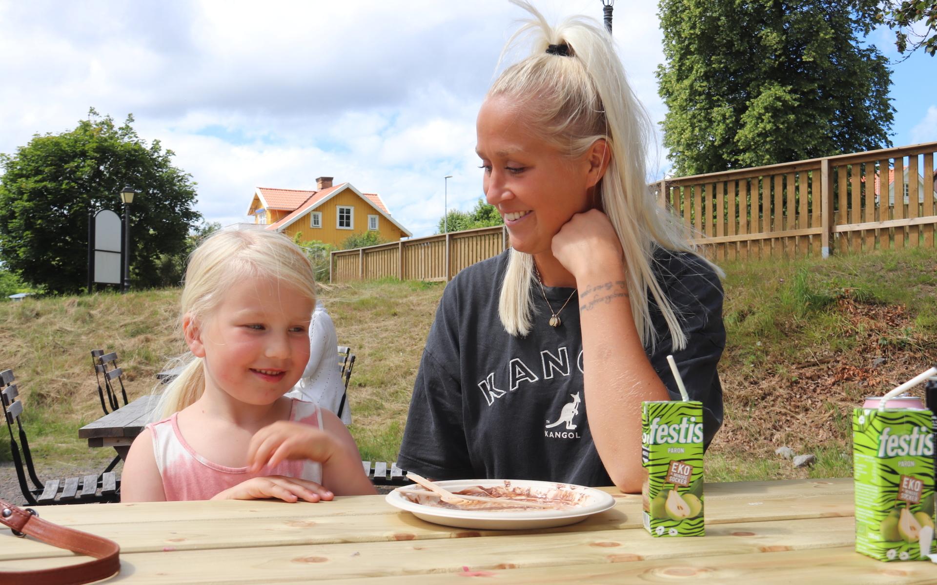 Angelica Hagstedt och dottern Freja Skoog kom till Spinneriet för att äta våfflor under lördagen.