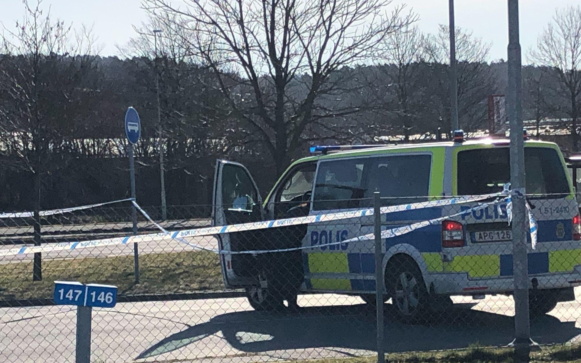 Polisen var på plats vid brottsplatsen under lördagen. Det misstänkta mordförsöket ska ha skett vid korsningen Norra Nedanvägsgatan/Irisgatan.