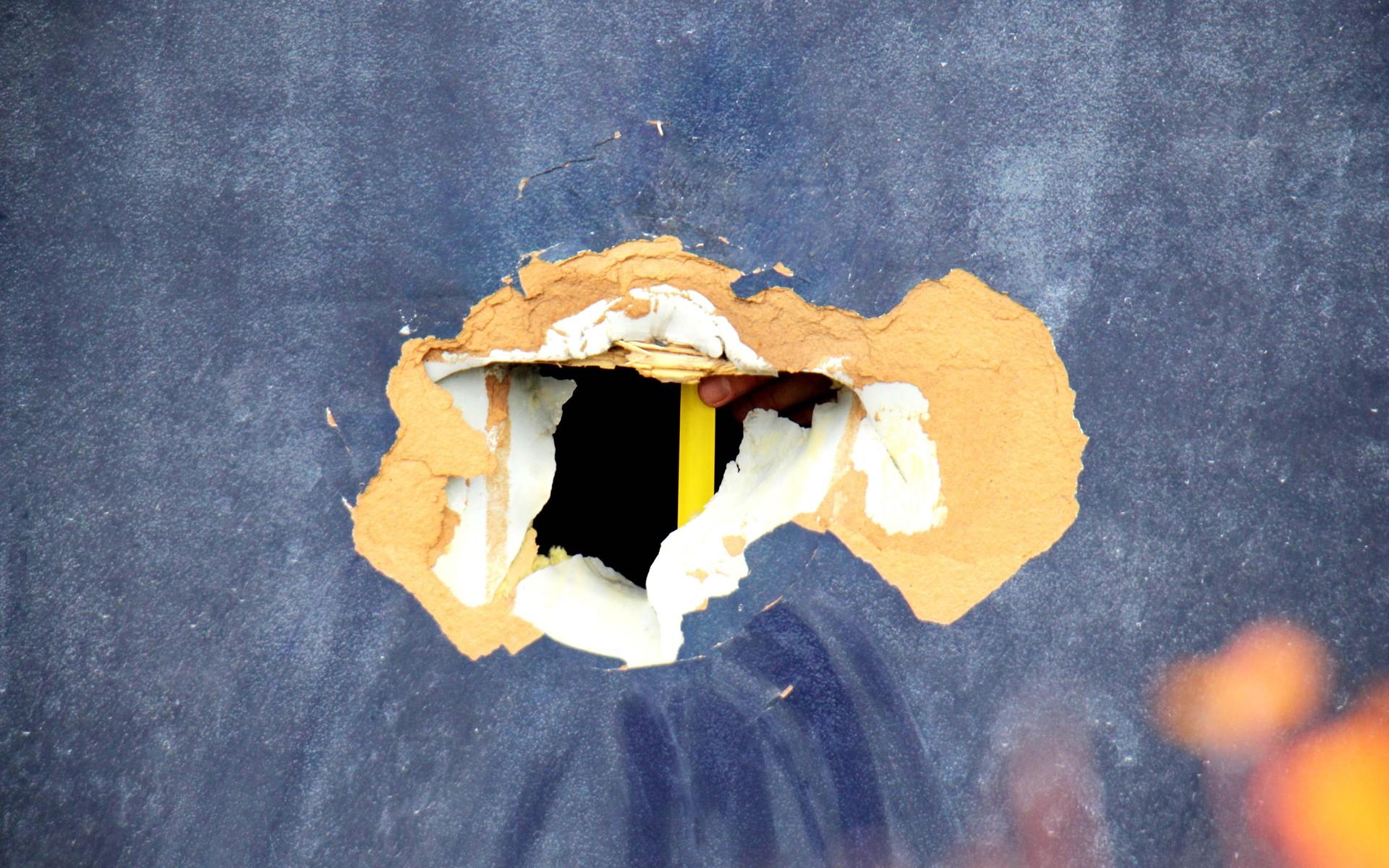 Från insidan mätte polisens tekniker hålet som uppkommit efter explosionen i Eklanda
