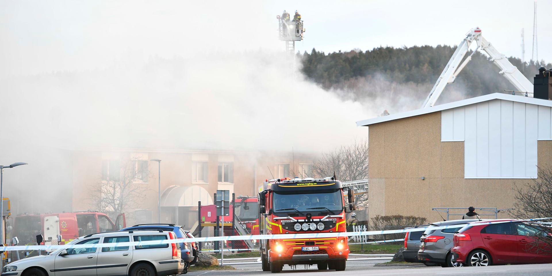 Tio poliser som assisterade räddningstjänsten vid branden i Lindome utsattes för farlig brandrök. 