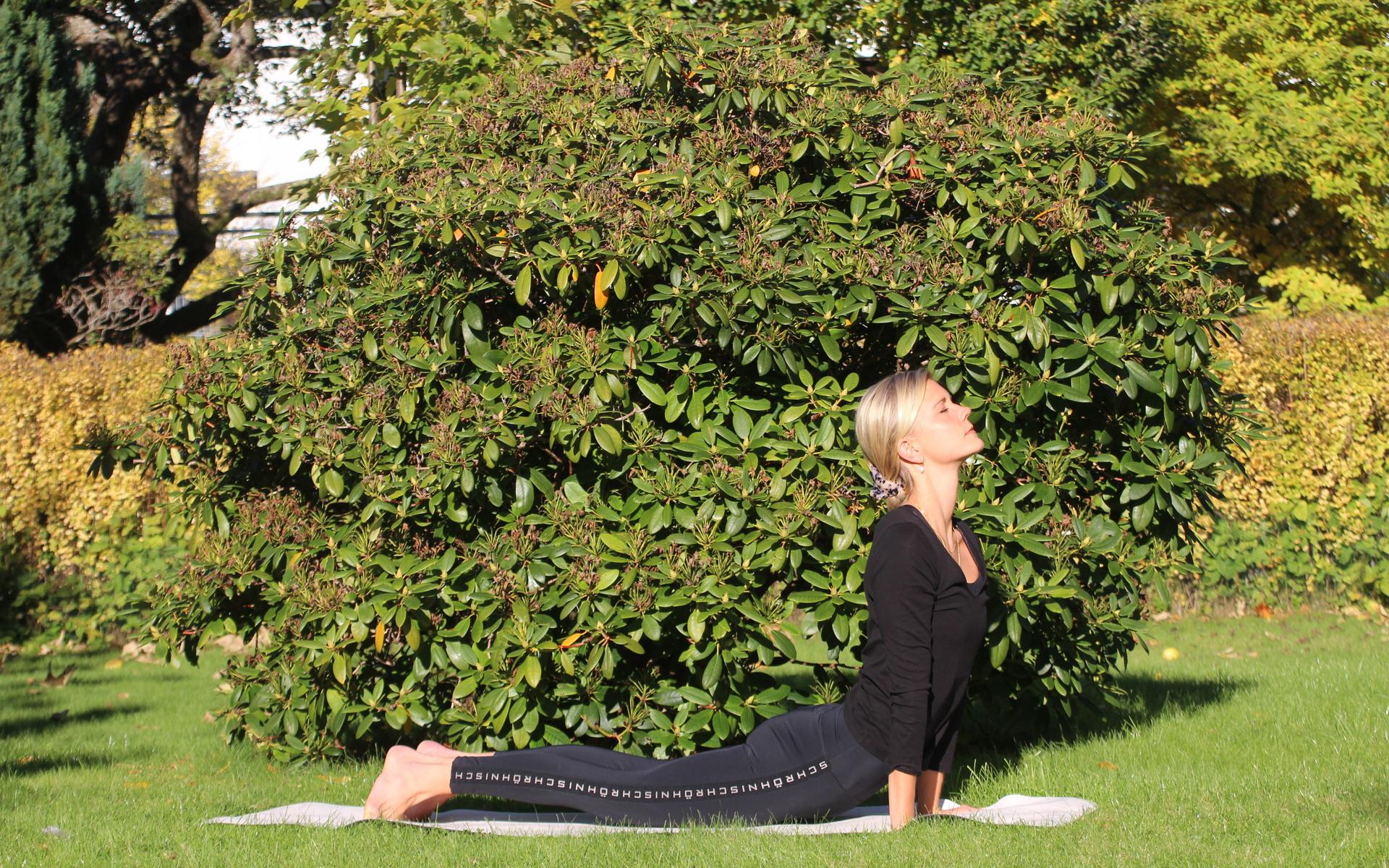 Att göra yoga är ett av Emma Björndahls intressen. 