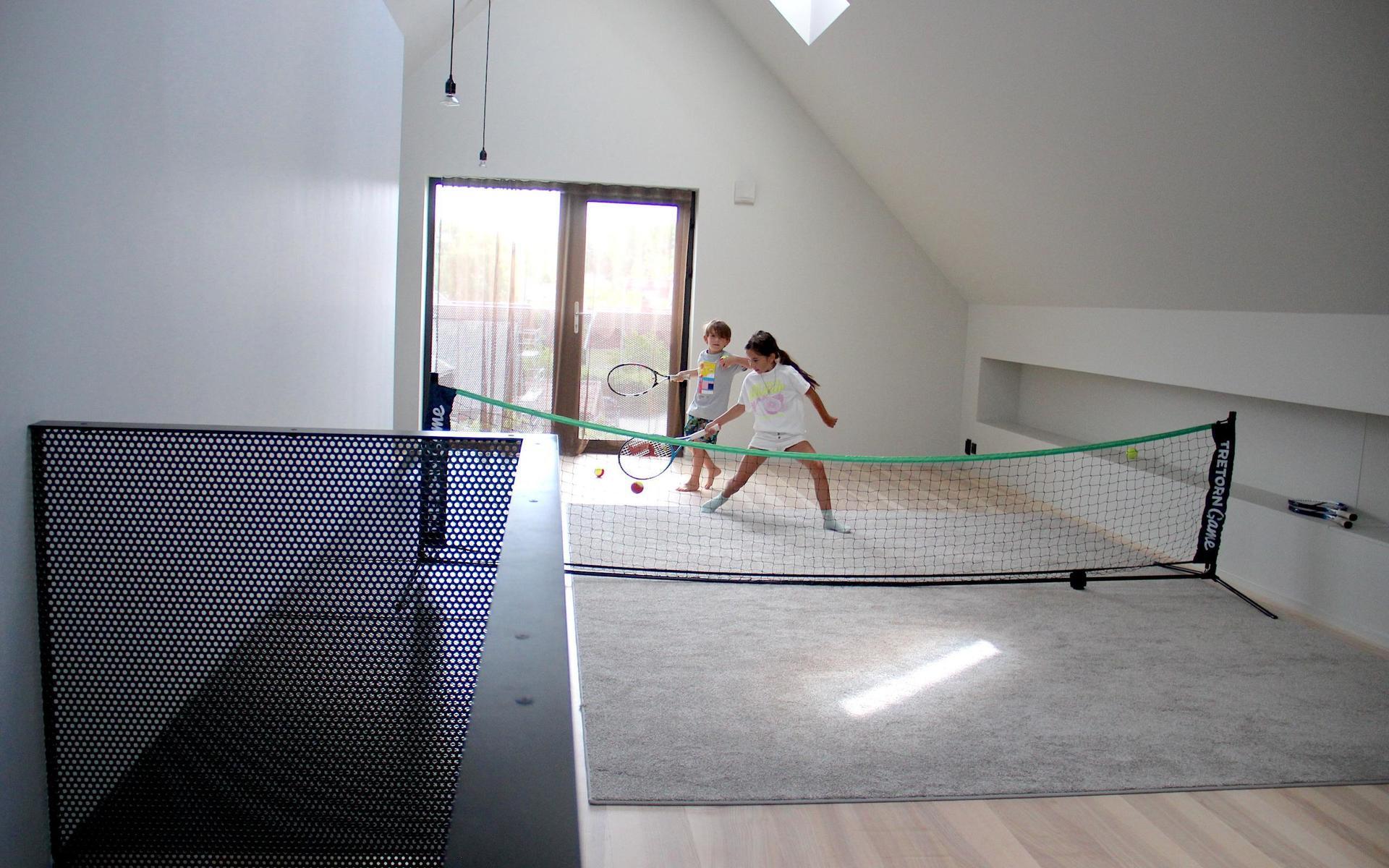 Högst upp i huset kan barnen spela tennis, dansa eller måla. 