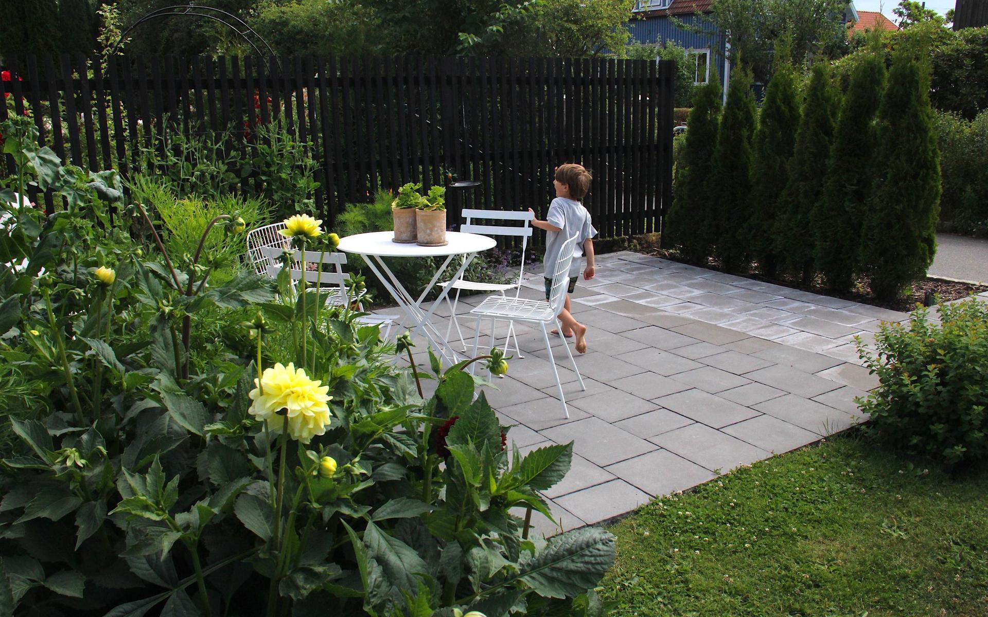I trädgården finns det flera sociala ytor så att vänner, grannar och släkt kan komma på besök. 