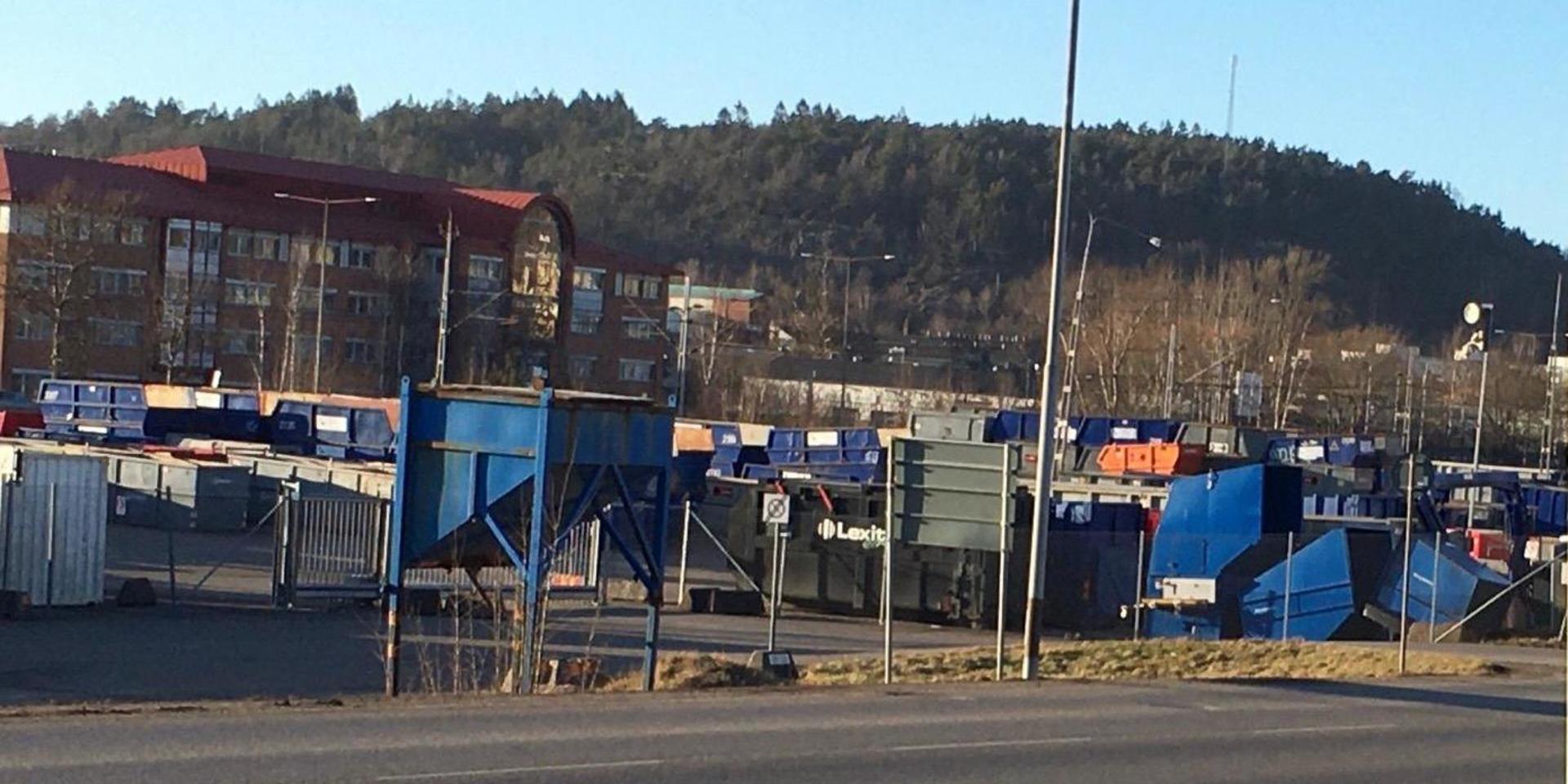 Insändarskribenten tycker inte att containrarna hör hemma i Mölndals centrum. 