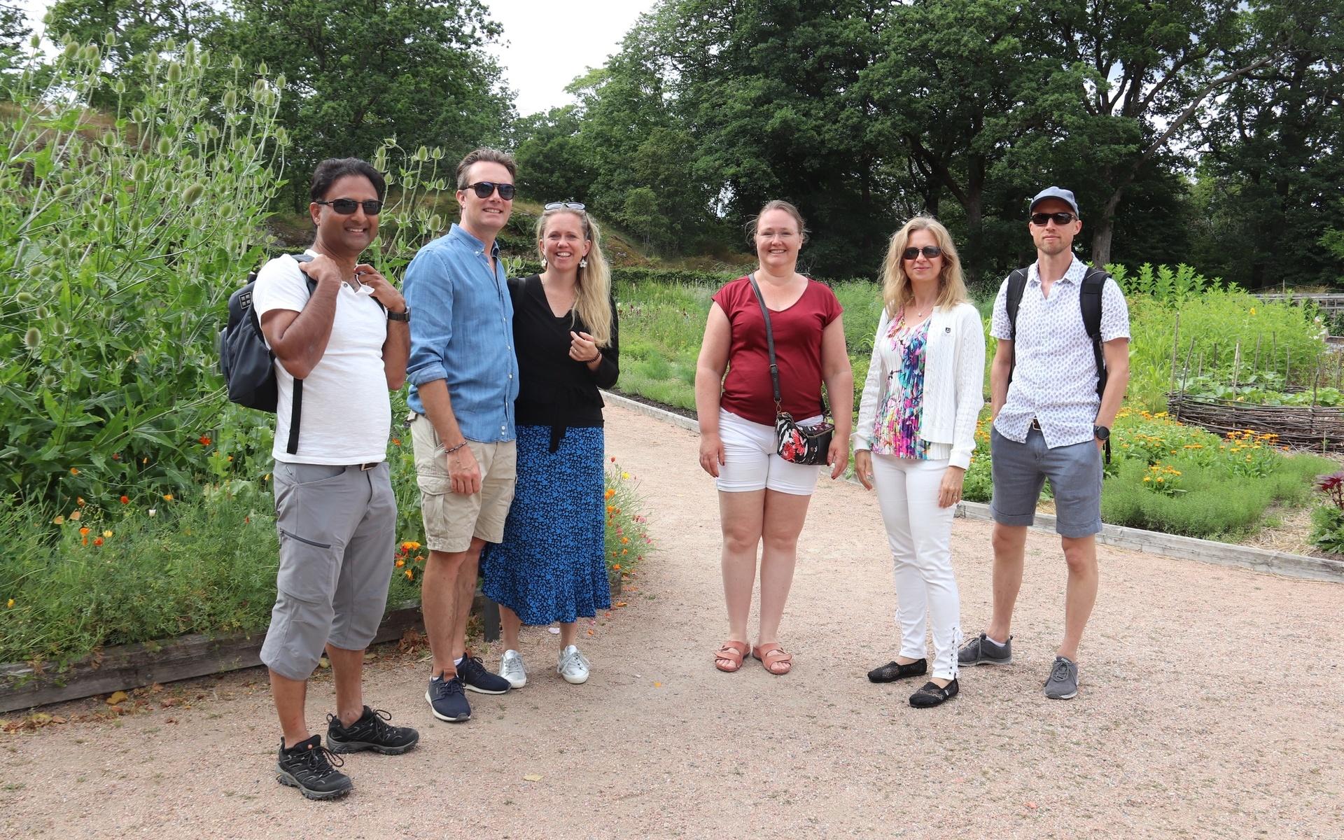 Vännerna Amritpal Singh, Johan Wiklund, Malin Wiklund, Sara Bokenlund Singh, Camilla Friberg och Anders Friberg följde med på söndagens trädgårdsvisning. 