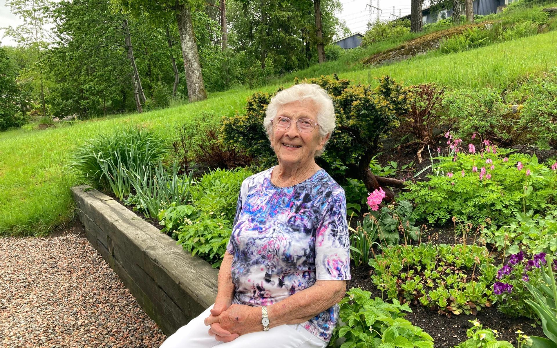 Greta Johansson fyller 100 år dagen innan midsommarafton. Hon sköter om sitt hus och blomsterrabatten helt på egen hand.