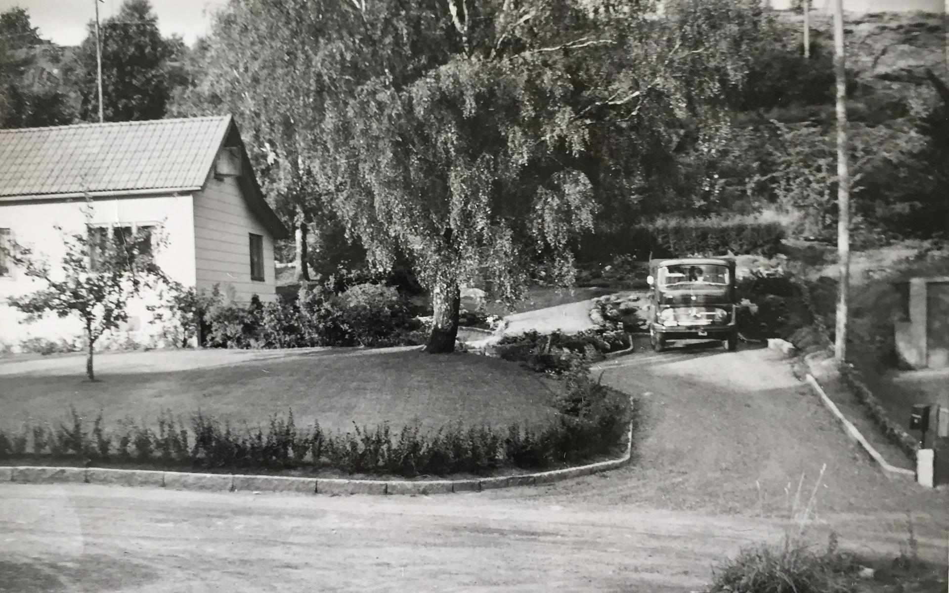 Samma hus, med Ragnars lastbil utanför efter en första renovering 1962.