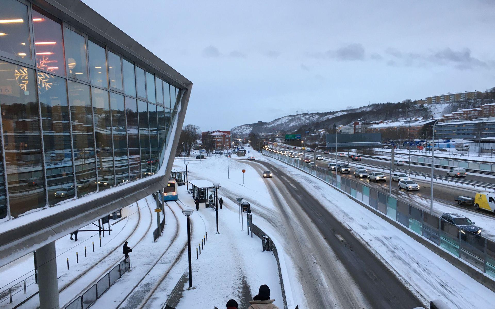 Mölndals station täcktes av snö under tisdagen – och mer lär vänta under torsdagen. 