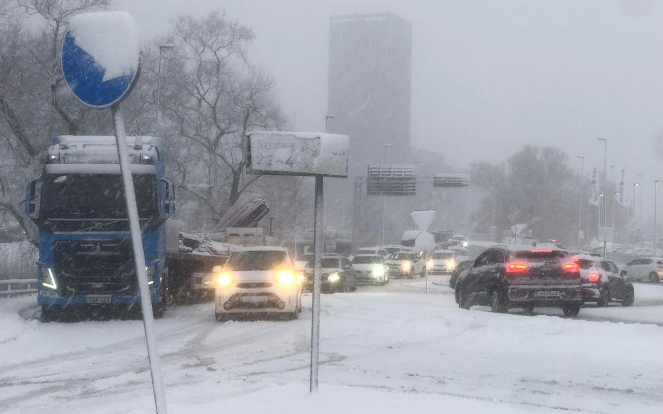 Flera lastbilar fastnade på bron vid Lackarebäcksmotet i snöovädret.