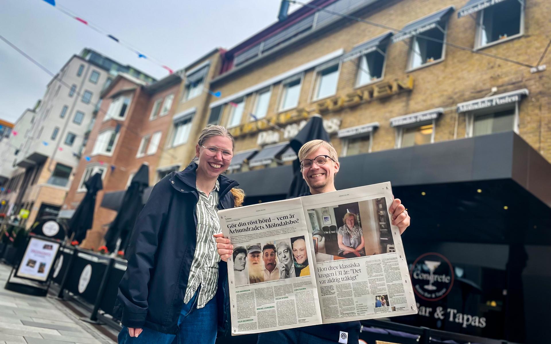 Mölndals-Postens reportrar Elvira Linderot och Tobias Holmgren med veckans papperstidning. 