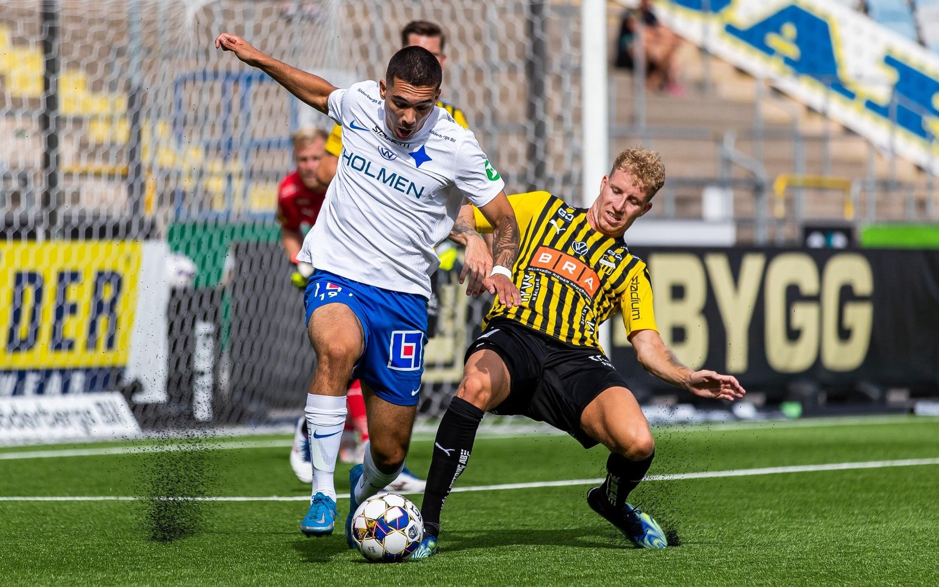 IFK Norrköpings Lucas Lima och Samuel Gustafson i närkamp. Häcken vann bortamatchen 18 juli med 1–0.