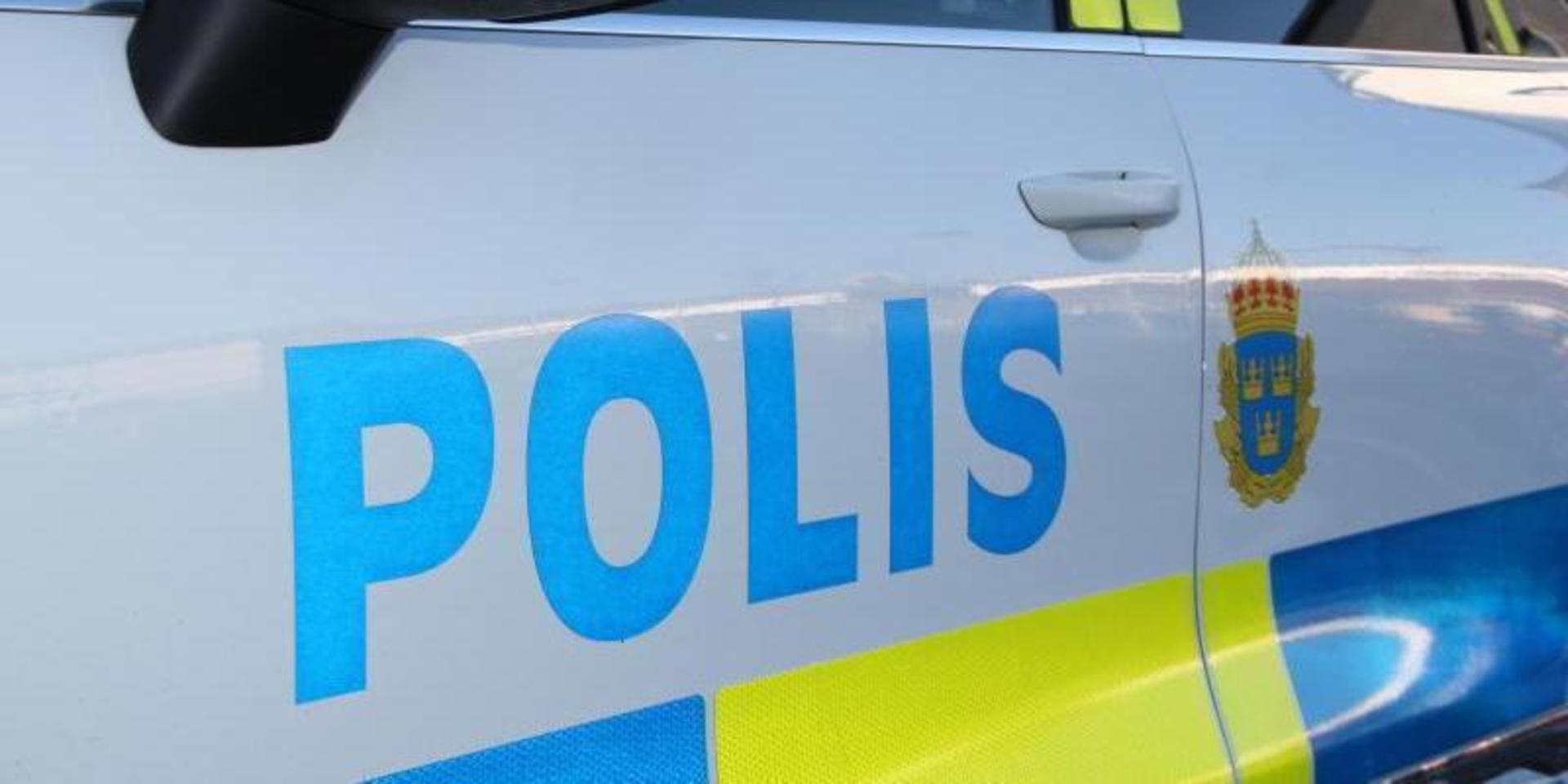 Det var den 10 juni som tre män stal bildäck från bilbutiken Lexus i Eklanda.