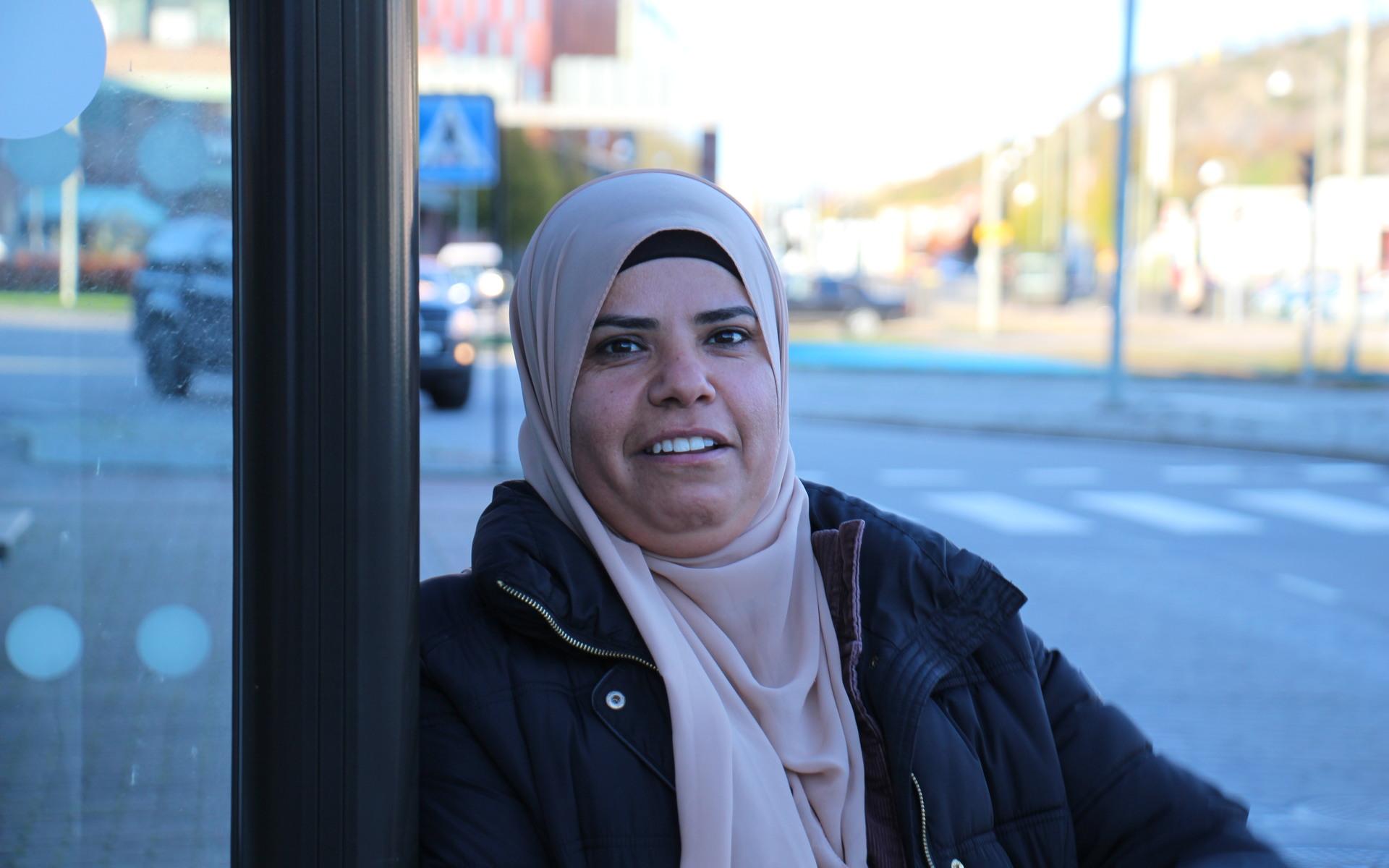 ”När jag kom hit till Sverige och såg att kvinnor körde buss så blev jag jätteglad och ville också köra buss här”, säger Sanaa flyttade till Sverige 2015. 