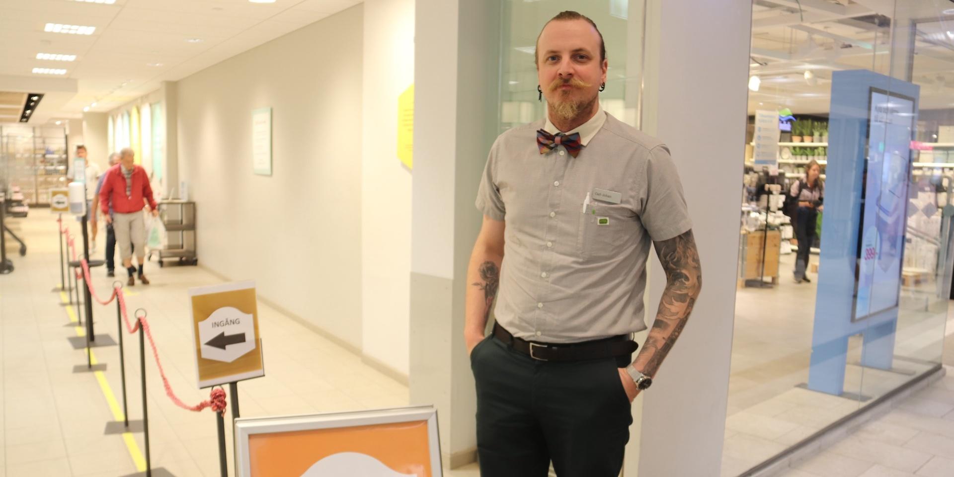 Carl-Johan Settergren, butikssäljare på Systembolaget i Mölndal, framför den skylt som upplyser kunderna om att det kan förekomma distributionsproblem.