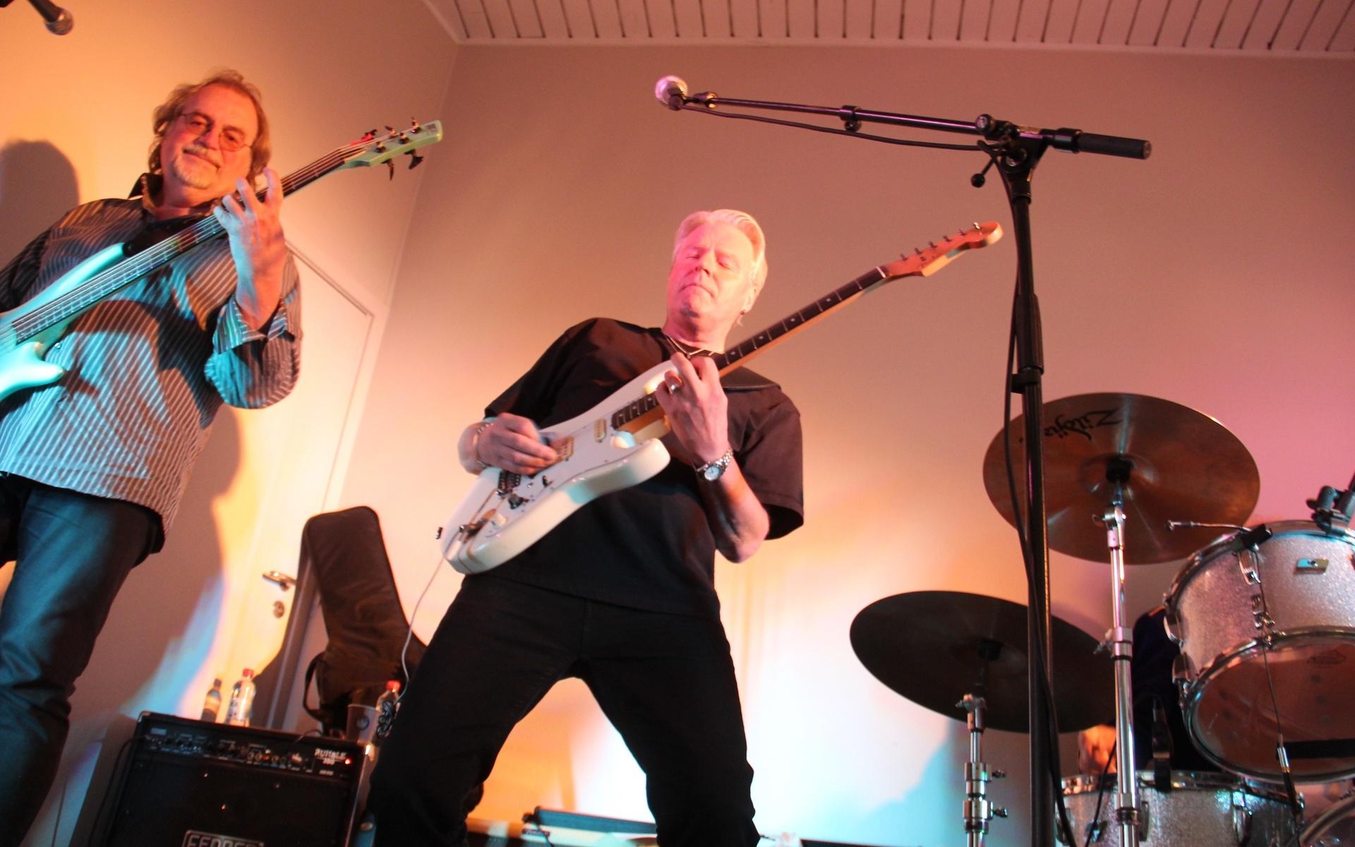 Basisten Göran Sannfridsson och gitarristen Kent Brännlund hittar groovet tidigt i konserten. 