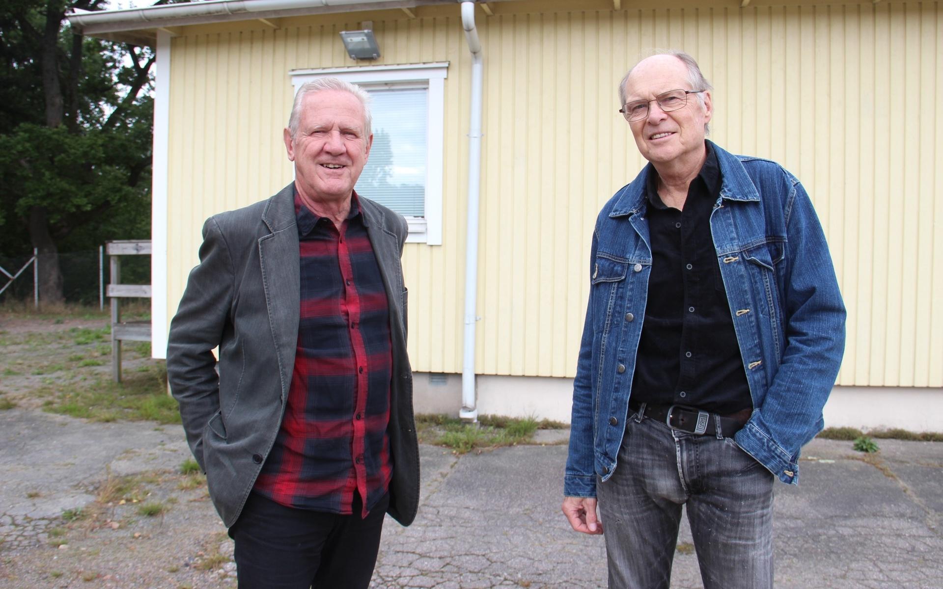 Kungälvsborna Roger Jakobsson (74) och Leif Hilmersson (75) har laddat längei nför i kväll. ”Spotnicks är gamla idoler. Det sitter i hjärtat”, säger Leif. 
