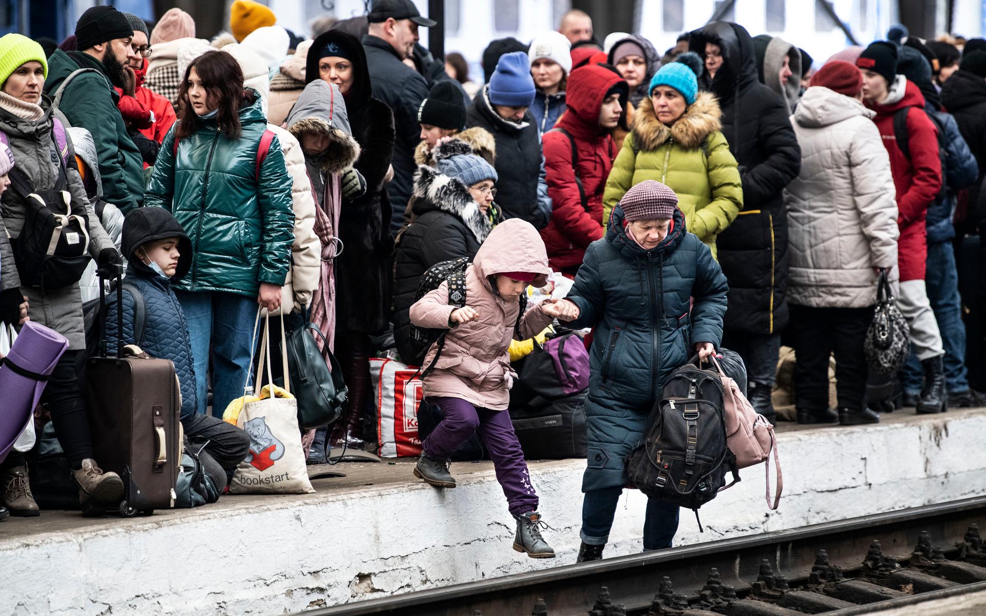 Bild från tågstationen i Lviv tidigare i veckan, när flyktingar förgäves försökte lämna landat. Bodgans pappa var kvar i staden när kriget bröt ut, men kunde ta sig över gränsen med bil. 