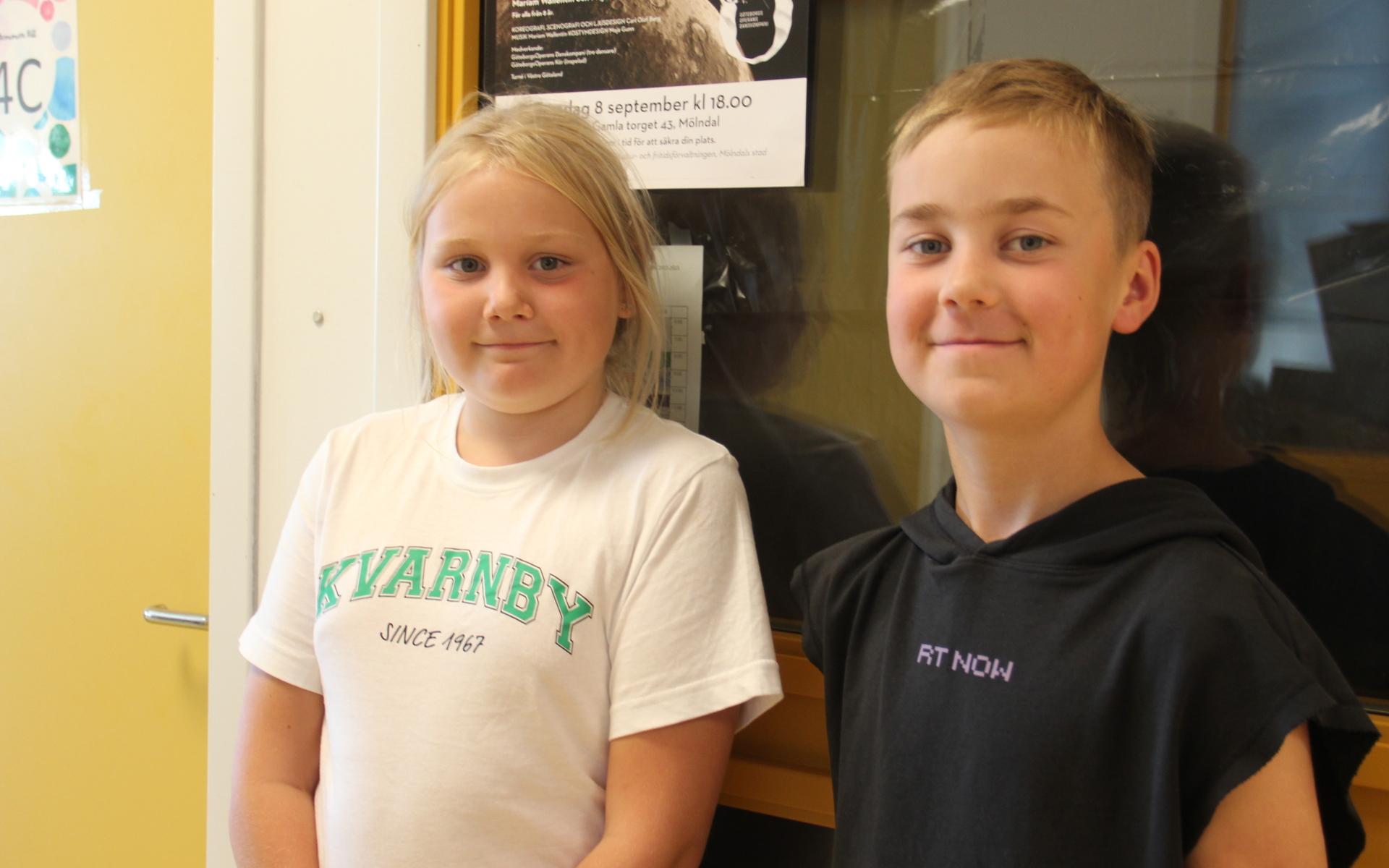 Saga Sjöman Netzell och Eddie Kintom var två av fjärdeklassarna som såg föreställningen.