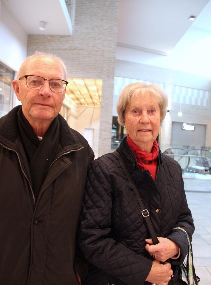 79-åriga makarna Jarl och Birgitta Östberg tycker att krigsbeskedet är otäckt. ”Det är nog ingen som känner något annat. Kriget har kommit nära nu”, säger Birgitta. Jarl tror dock inte att Sverige är i farozonen. ”Nej, jag tycker bara synd om ukrainarna.”