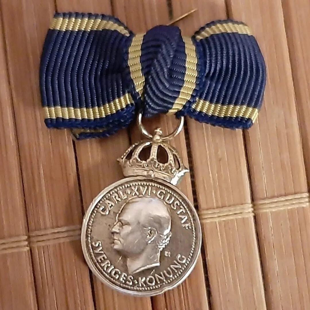 Medaljen föreställer Kung Carl XVI Gustaf och delas ut för lång och trogen tjänst. 