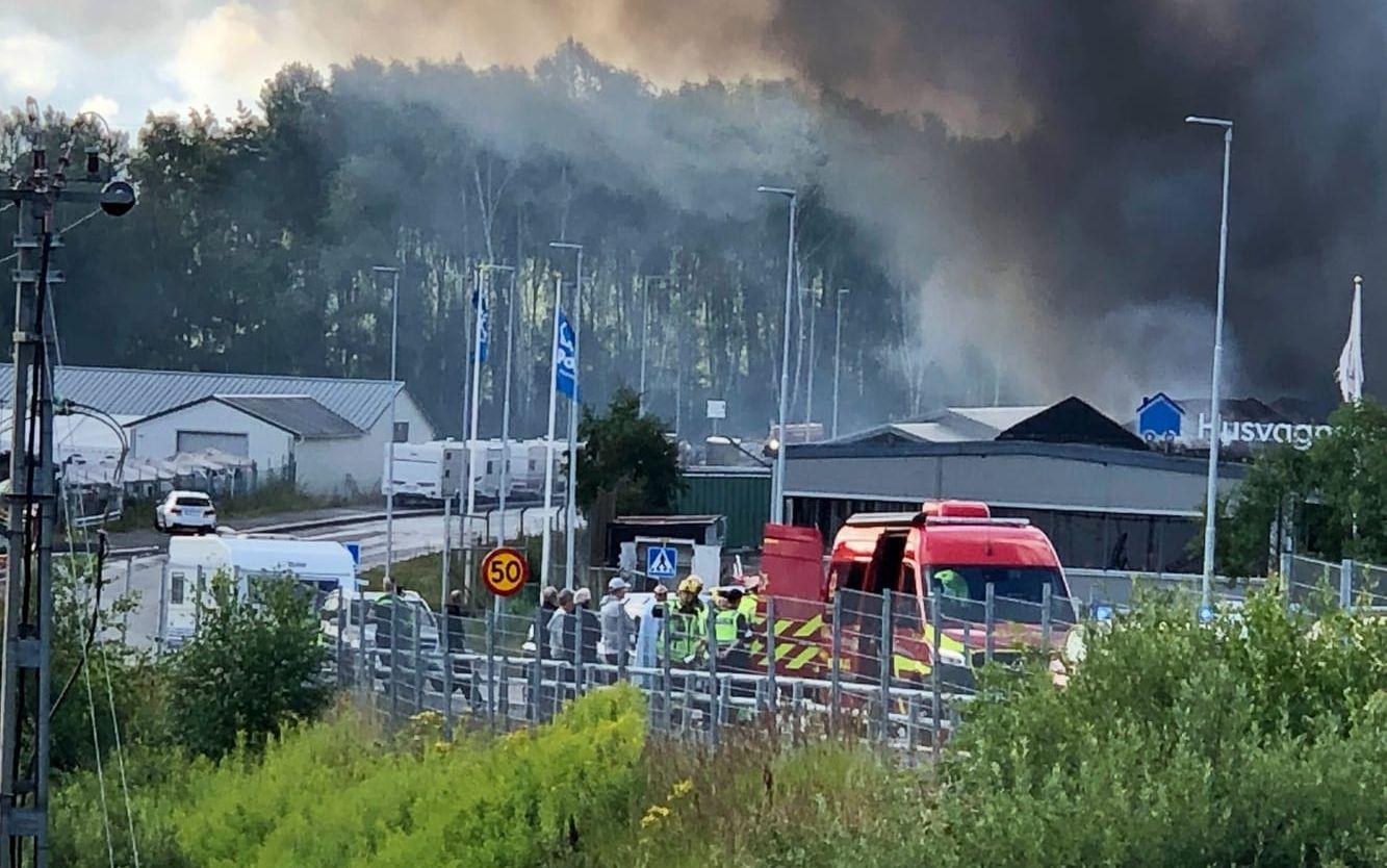 En brand bröt ut i Kållered under måndagsmorgonen. 18 enheter från räddningstjänsten är på plats.