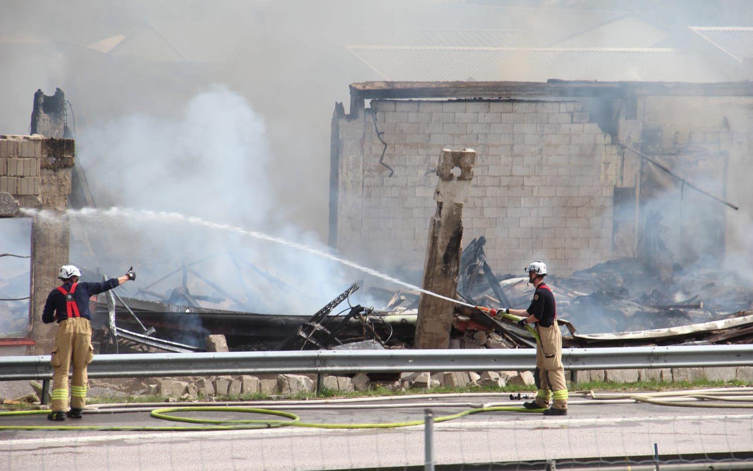 En brand bröt ut i Kållered under måndagsmorgonen. 18 enheter från räddningstjänsten är på plats.