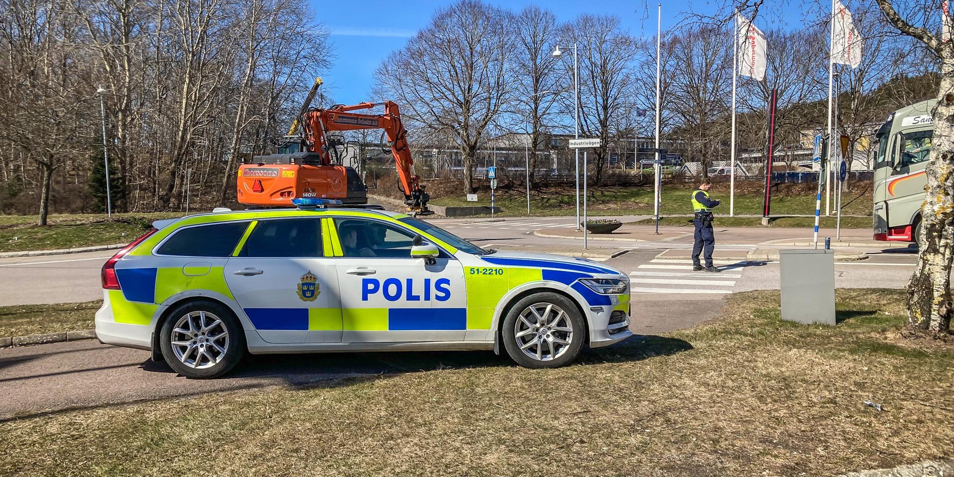 En man blev påkörd av en bil på Industrivägen i Lindome på måndagen.