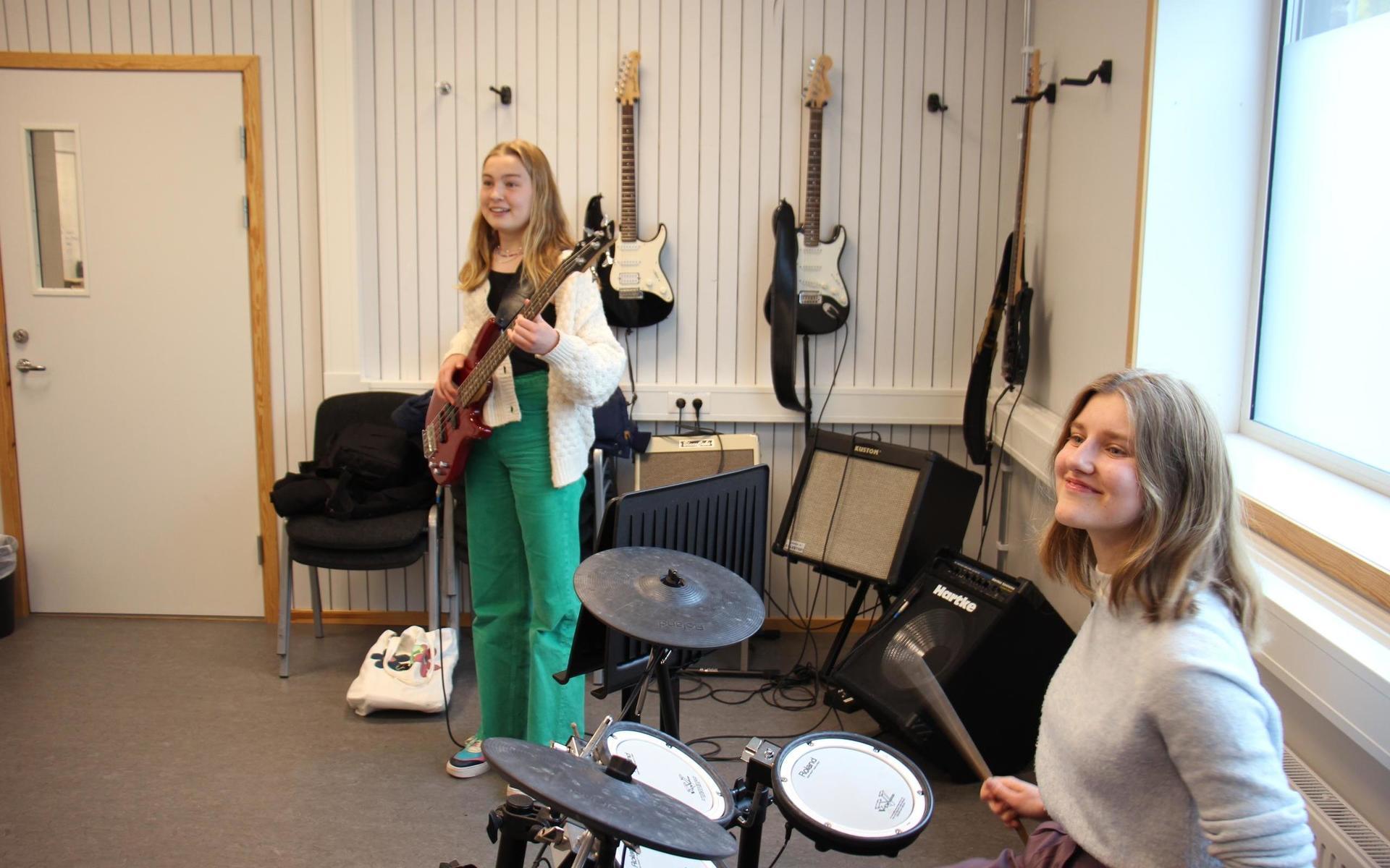 Elsa Björk (vänster) och Ida Löfdahl (höger) är två av eleverna på Kvarnbyskolan som nu släpper musik på Spotify.