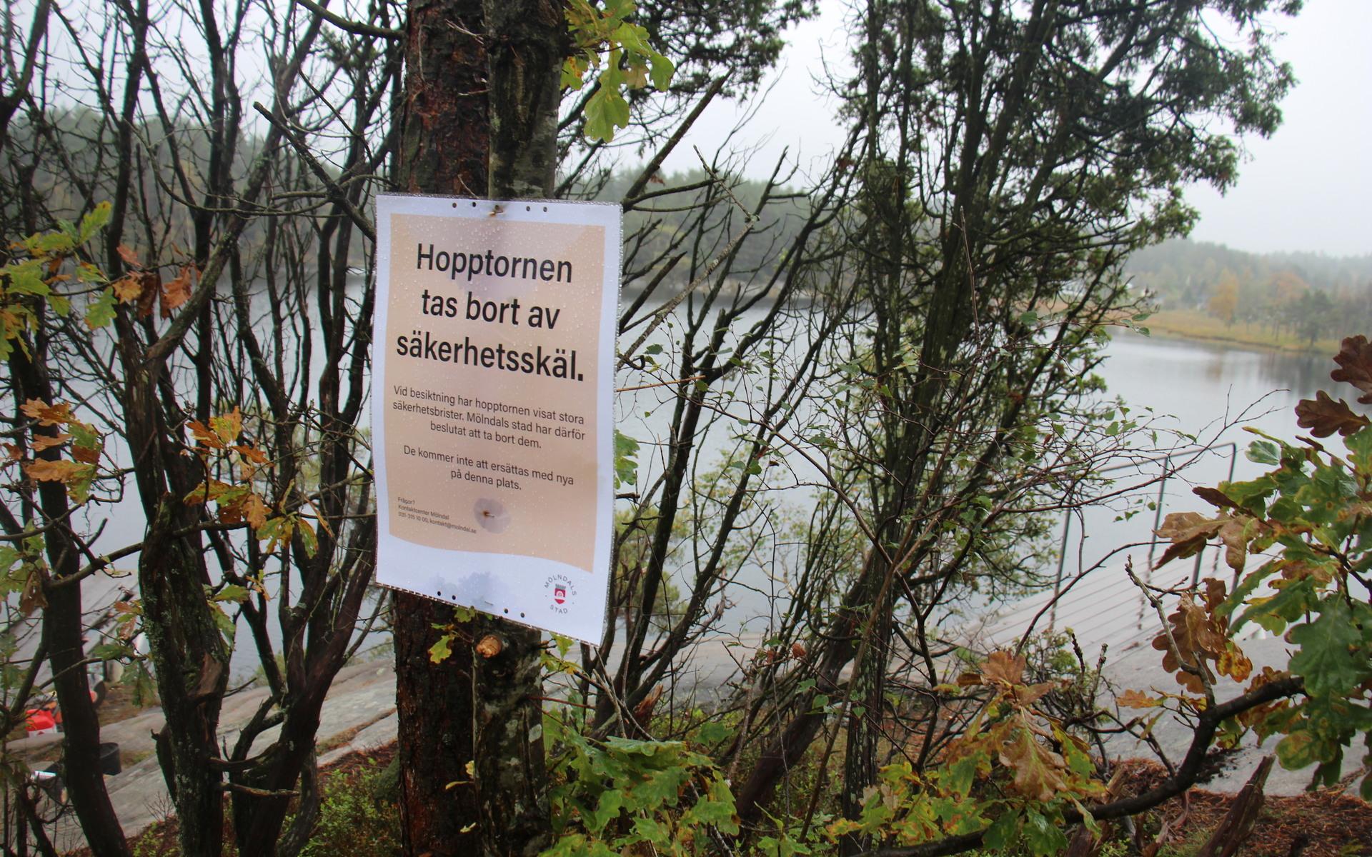 Beskedet om att de gamla hopptornen skulle rivas stod att läsa på affischer i området längs Barnsjövägen 2021. 