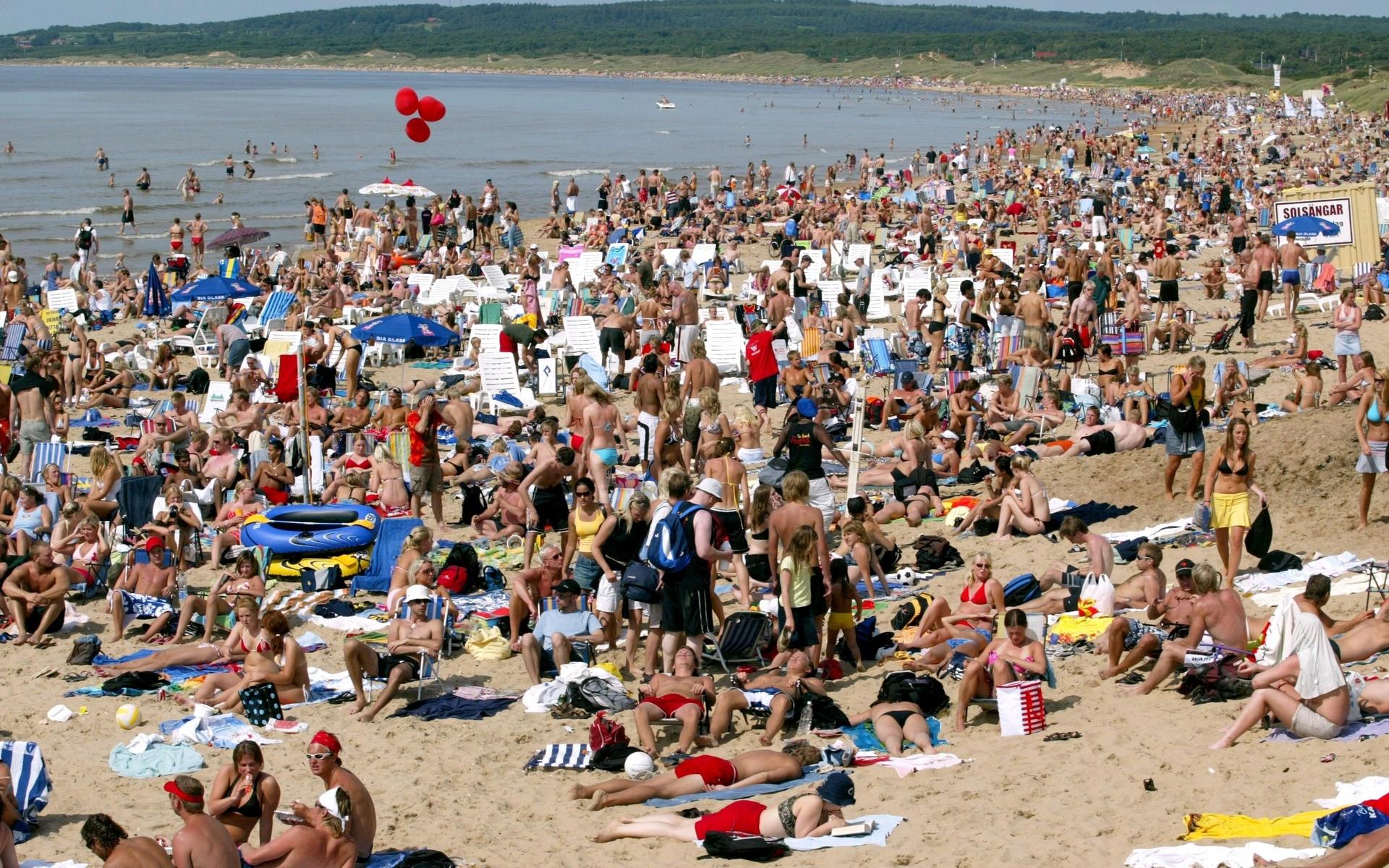 Under de varma sommarmånaderna är det många svenskar som dras ut i solen när den är som starkast. Då är det viktigt att veta hur man kan vistas säkert i solen. 