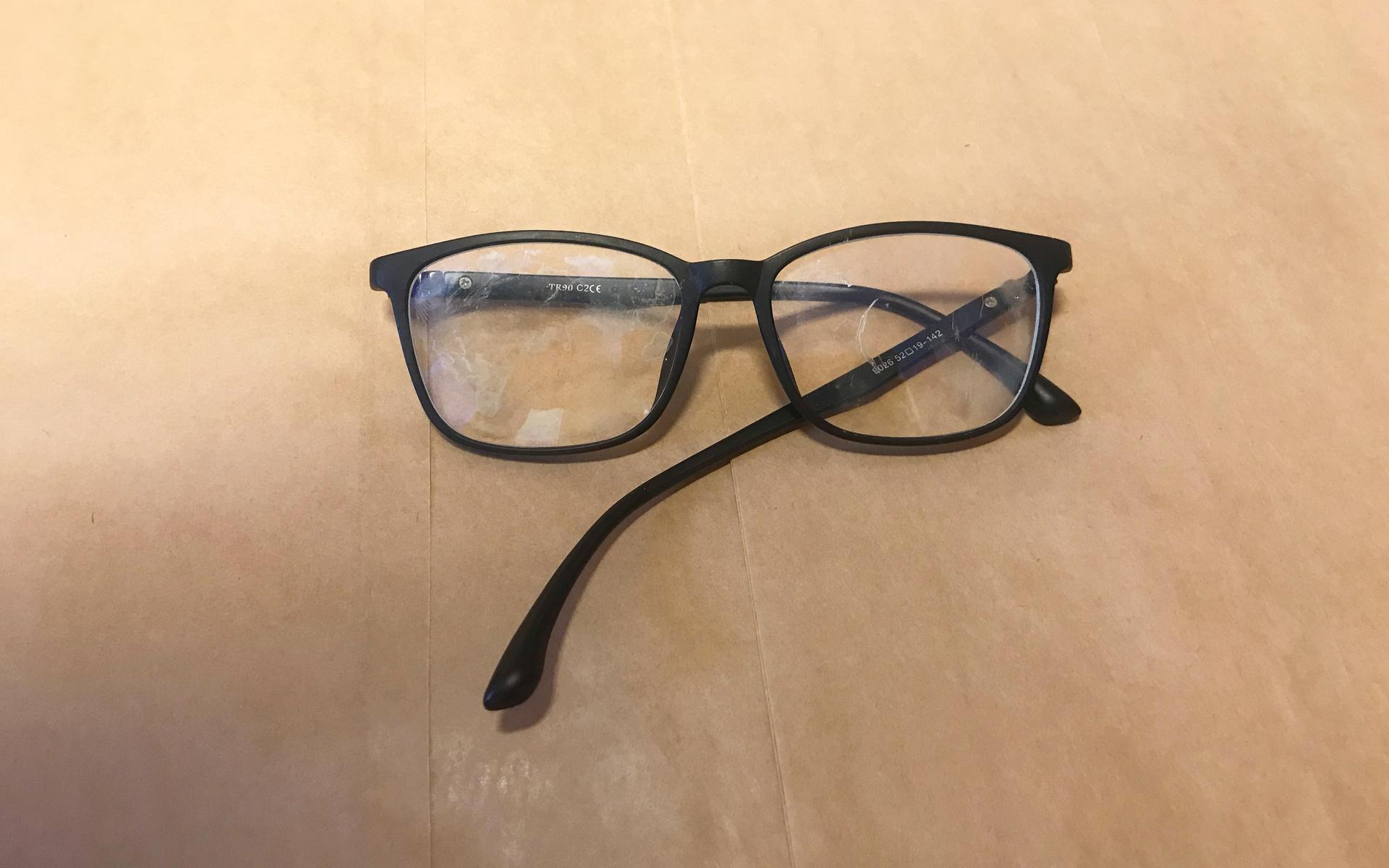 Ett par glasögon som hittades på platsen kopplas till brottet. 