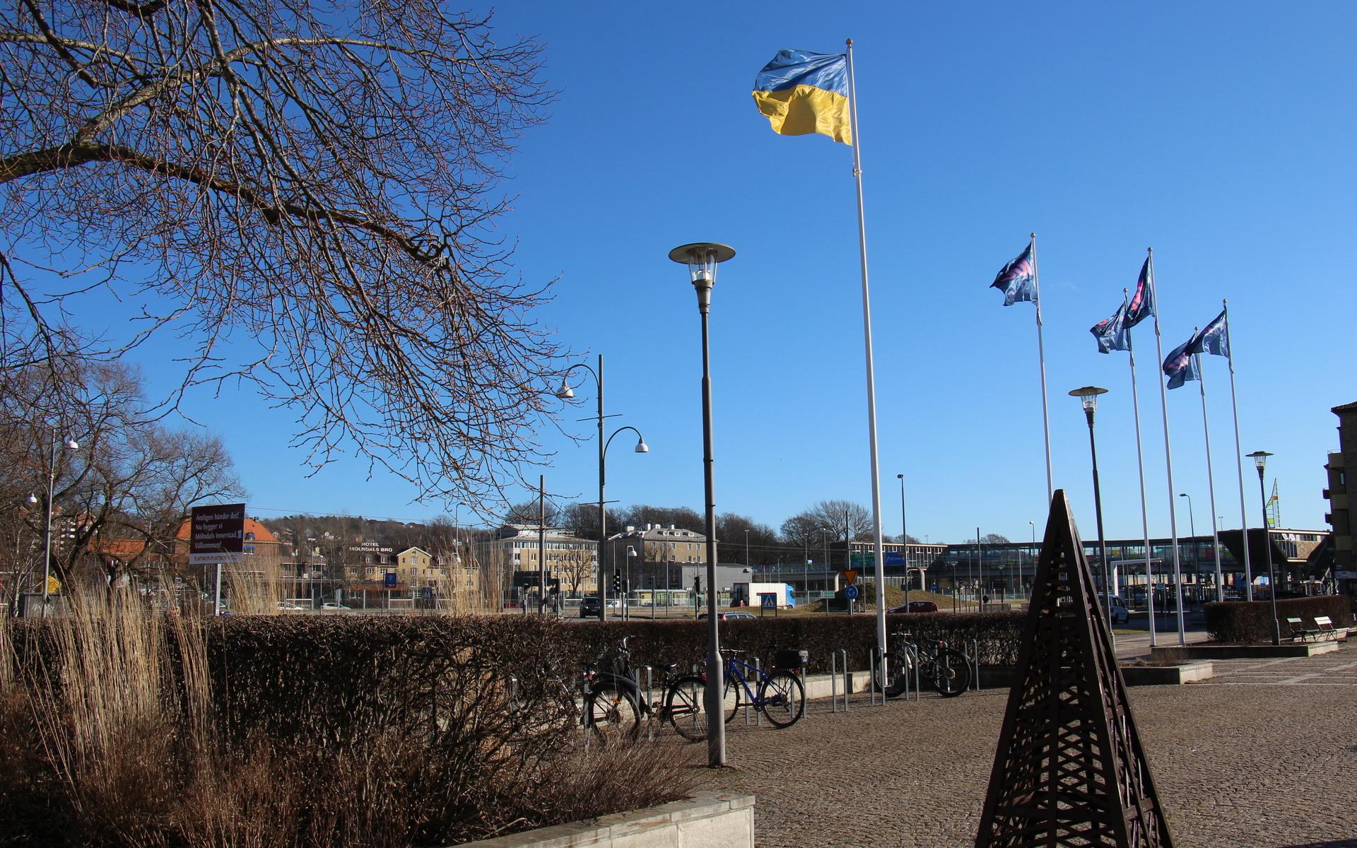 Under måndagen lånade Mölndals stad in en ukrainsk flagga från Ullevi. 