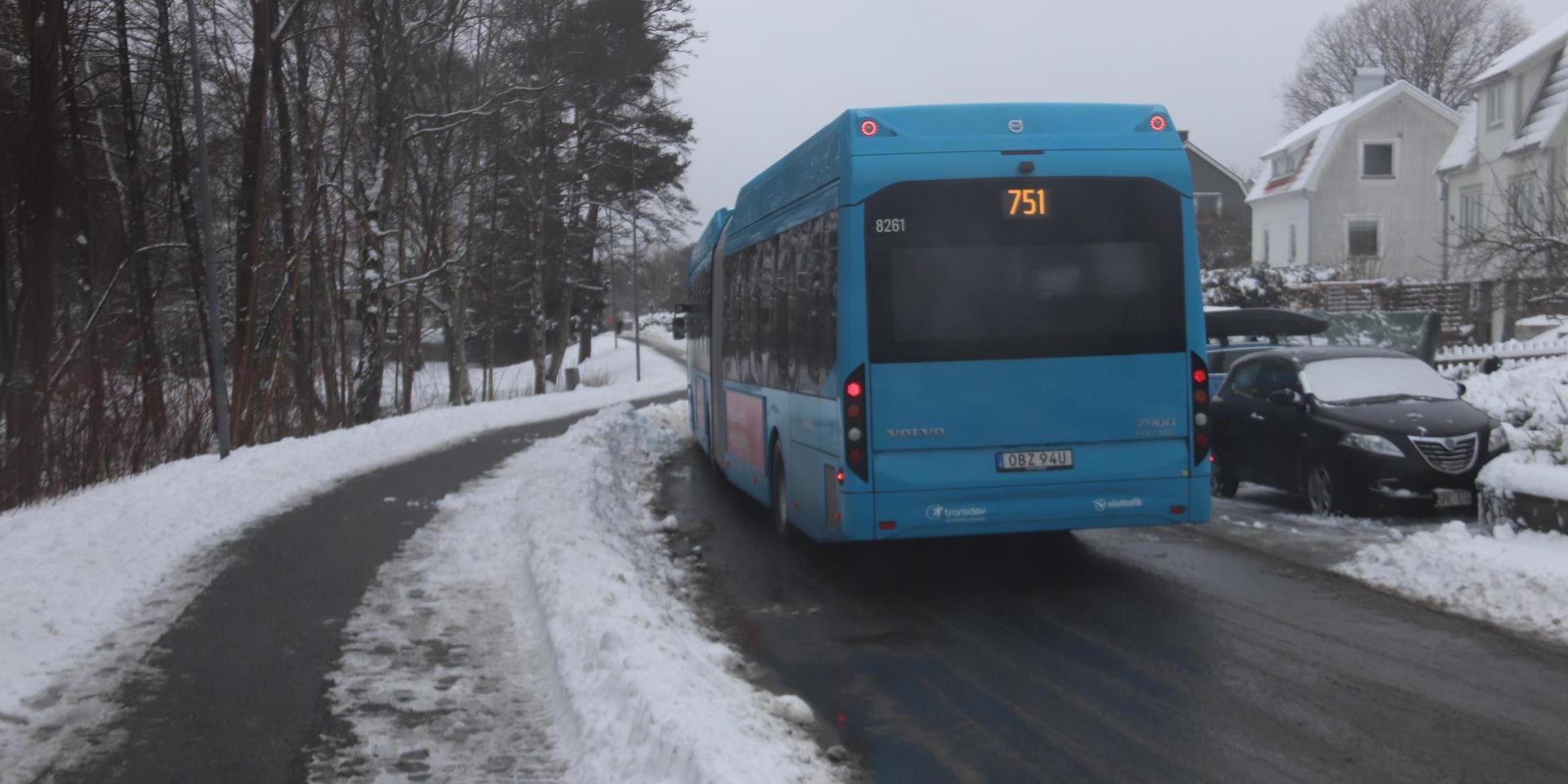När bussen passerar på Nybyggaregatan blir det trångt. Det är bland annat det som oroar de boende i området. Foto: Oskar Avedal