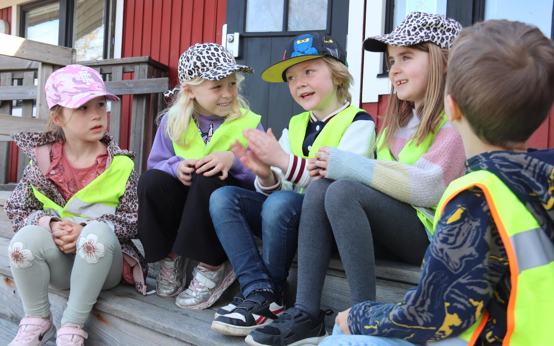 Aria Davidsson, Ellen Ekberg, Lincon Hedström, Alma Steen och Adrian Lenntun är kompisar och går på förskolan ihop. 