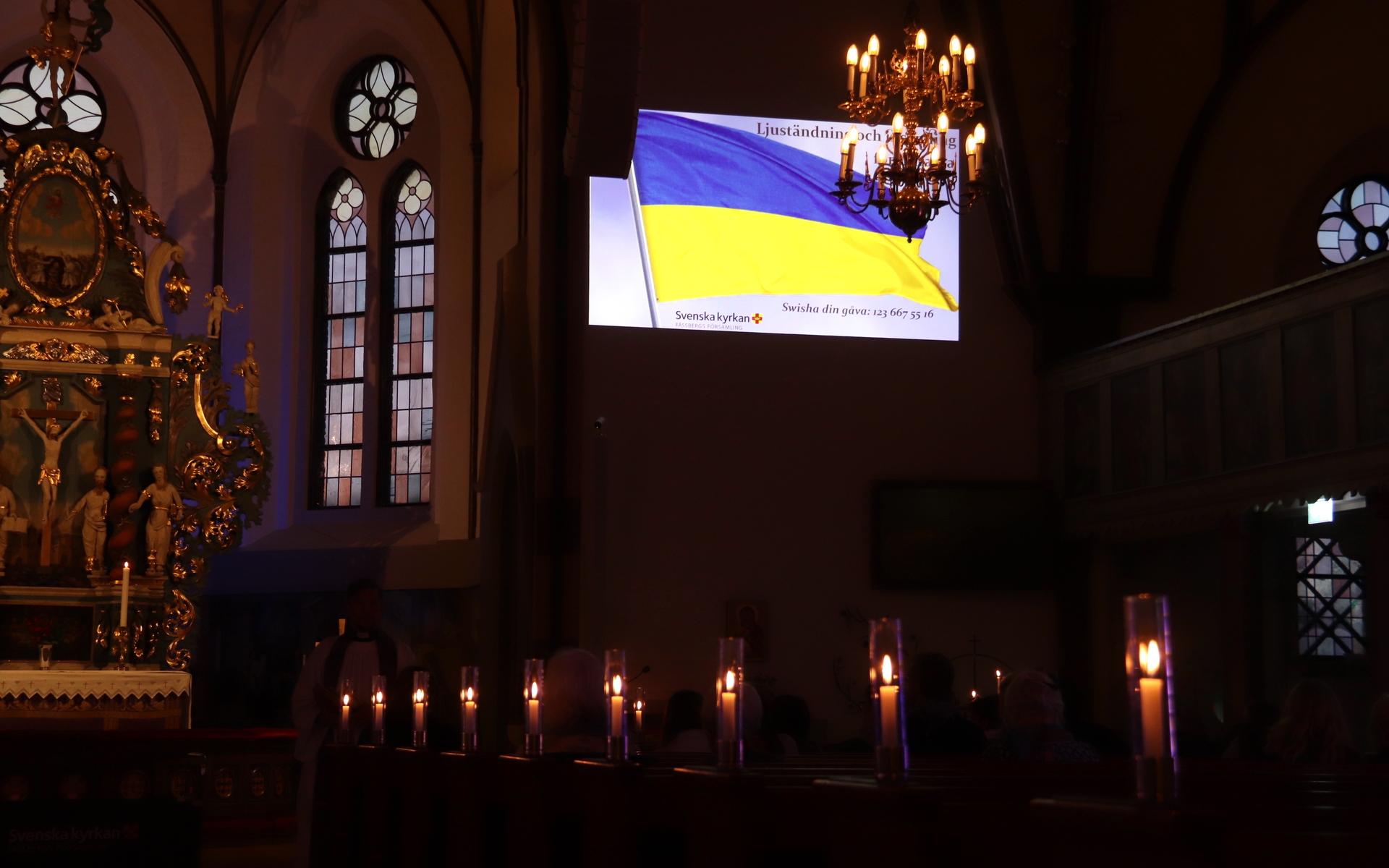 Ukrainas flagga visades på tv-skärmen innan ljuständningen tagit sin början.