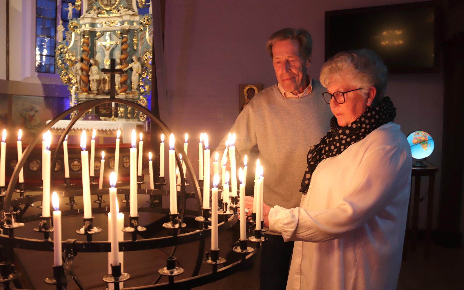 För Ing-Marie och Kjell Ljungström var det självklart att ta sig till Fässbergs kyrka för att tända ljus och skänka pengar till Ukraina.