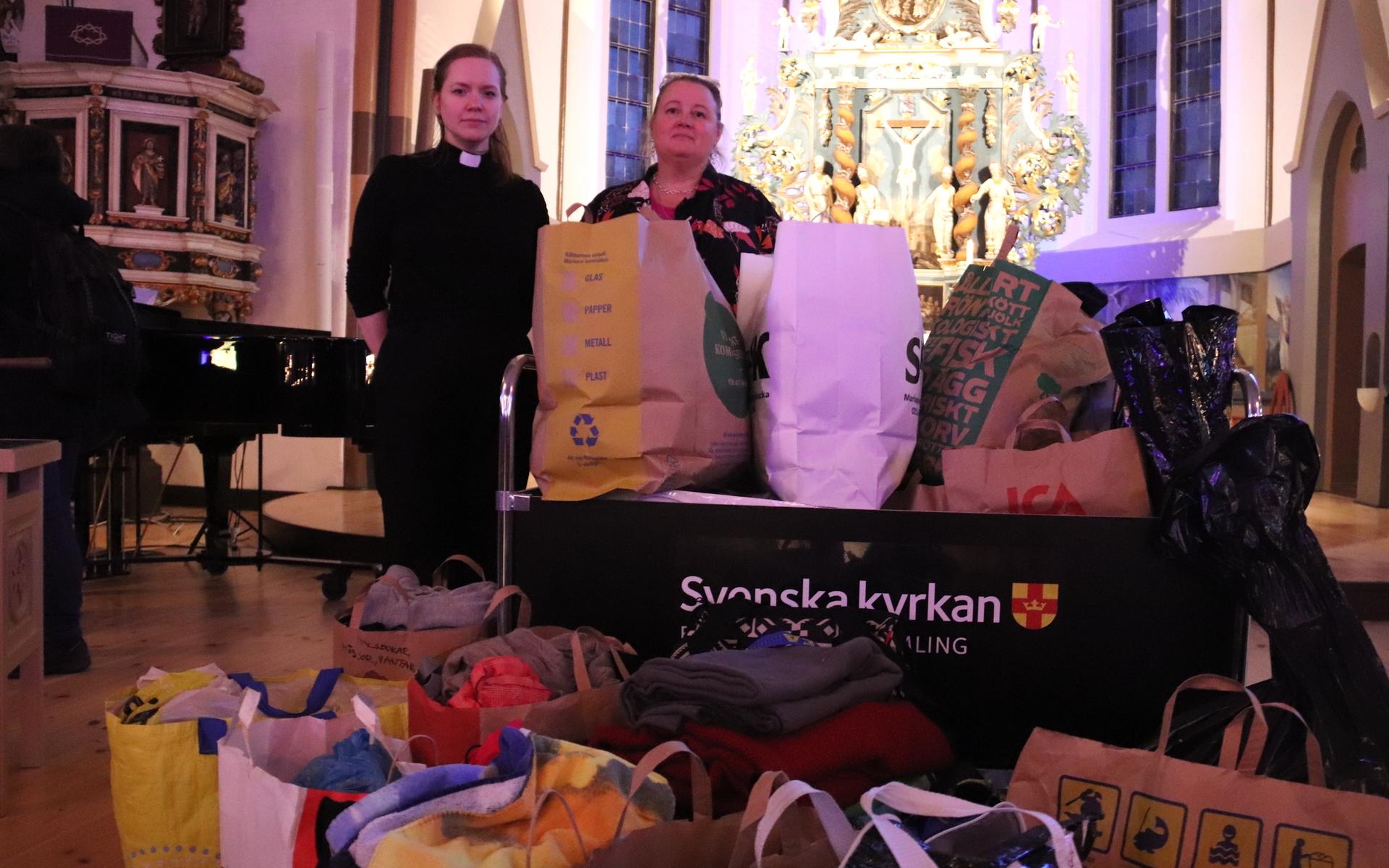Linda Knutsson och Hanna Esping Östlin tog emot mängder av kläder och hygienartiklar som på onsdag körs till Ukraina.